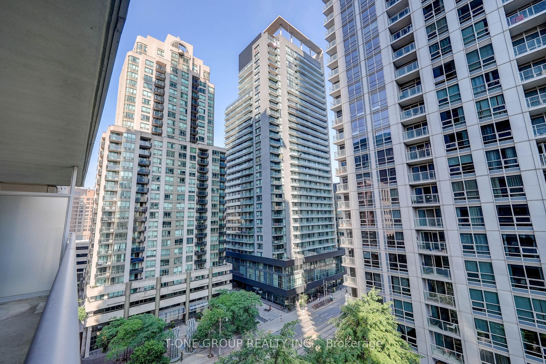 761 Bay St, #914