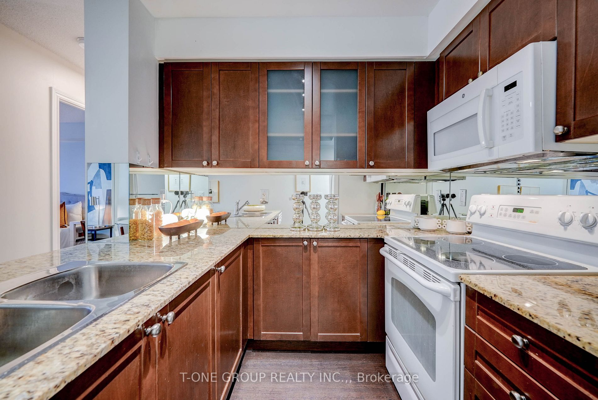 761 Bay St, #914