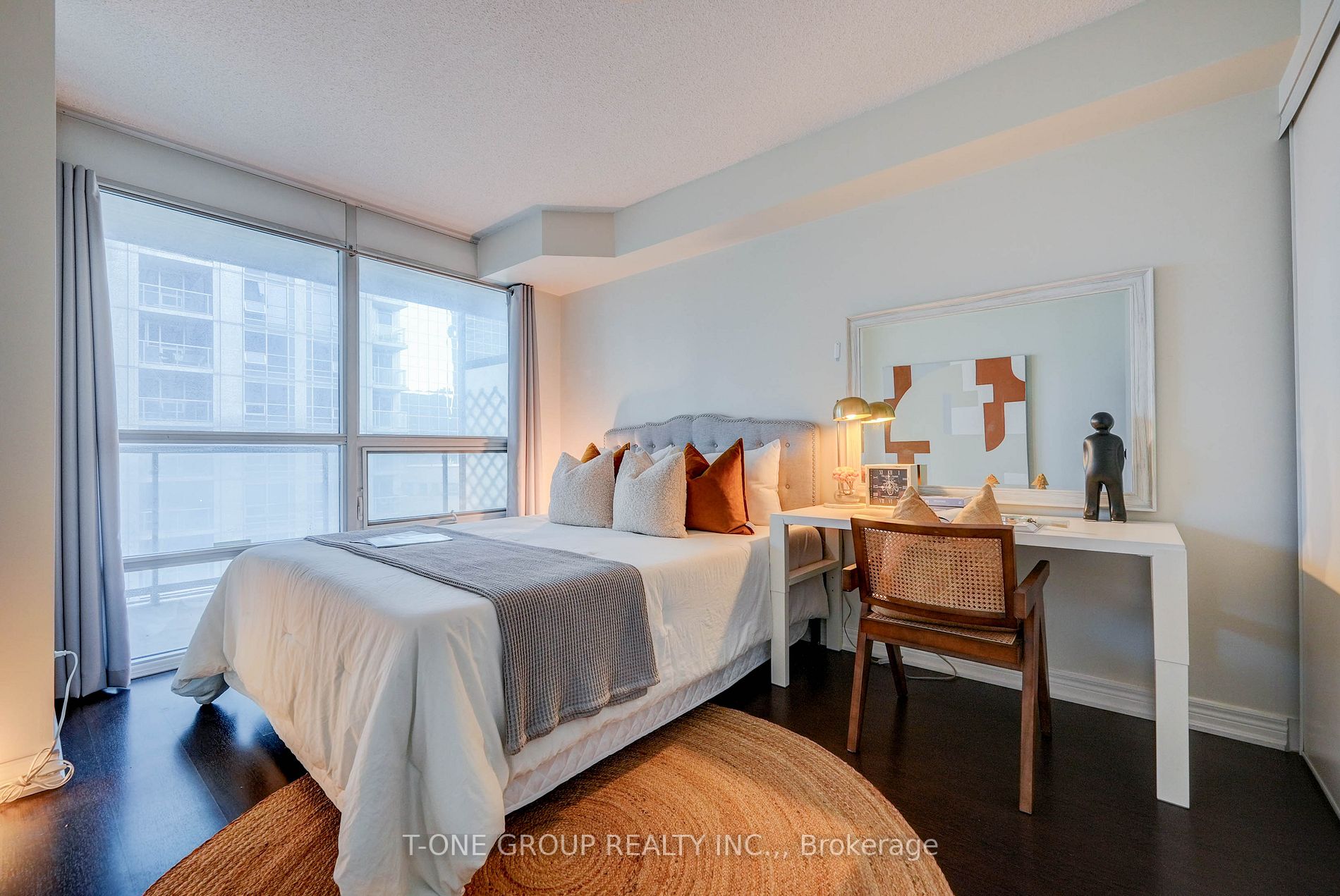 761 Bay St, #914