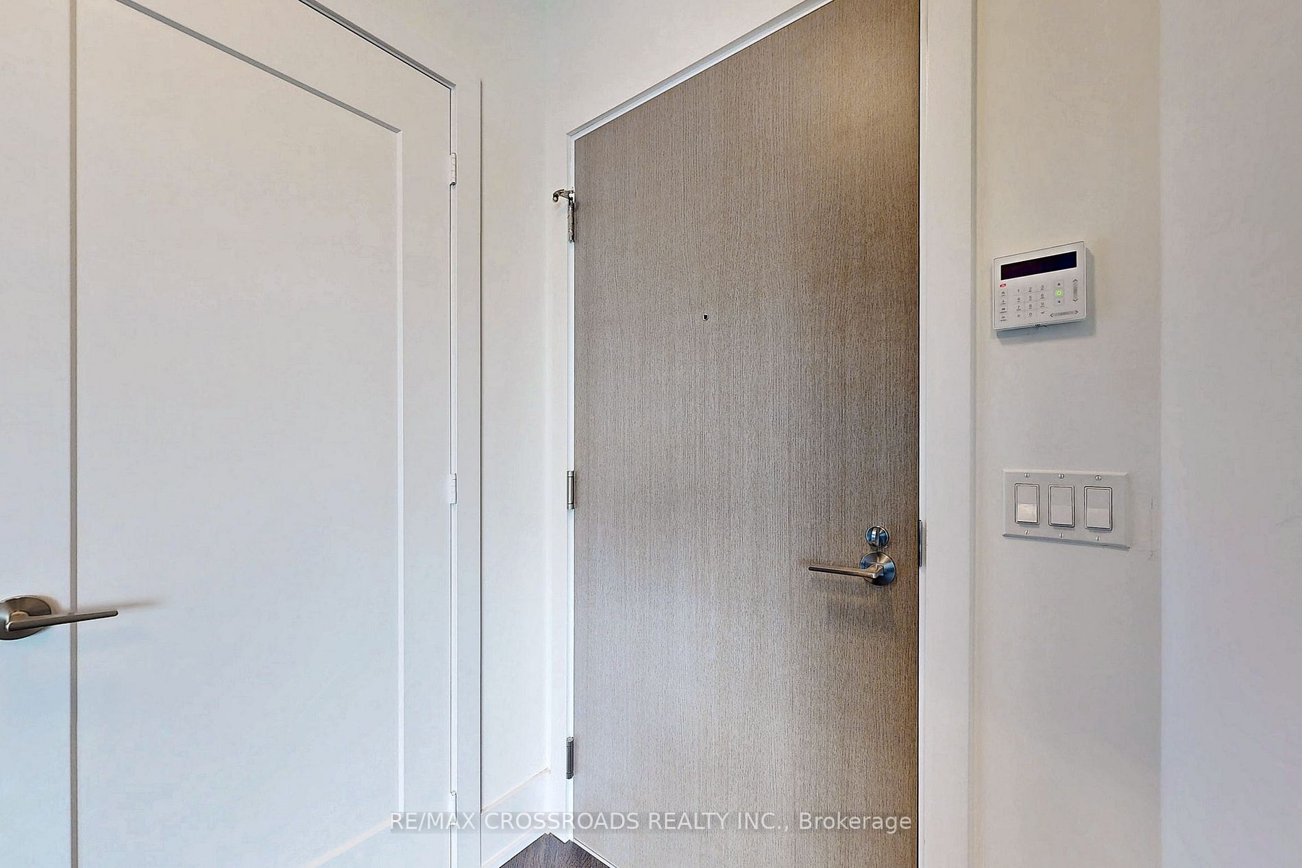 1 Edgewater Dr, #913