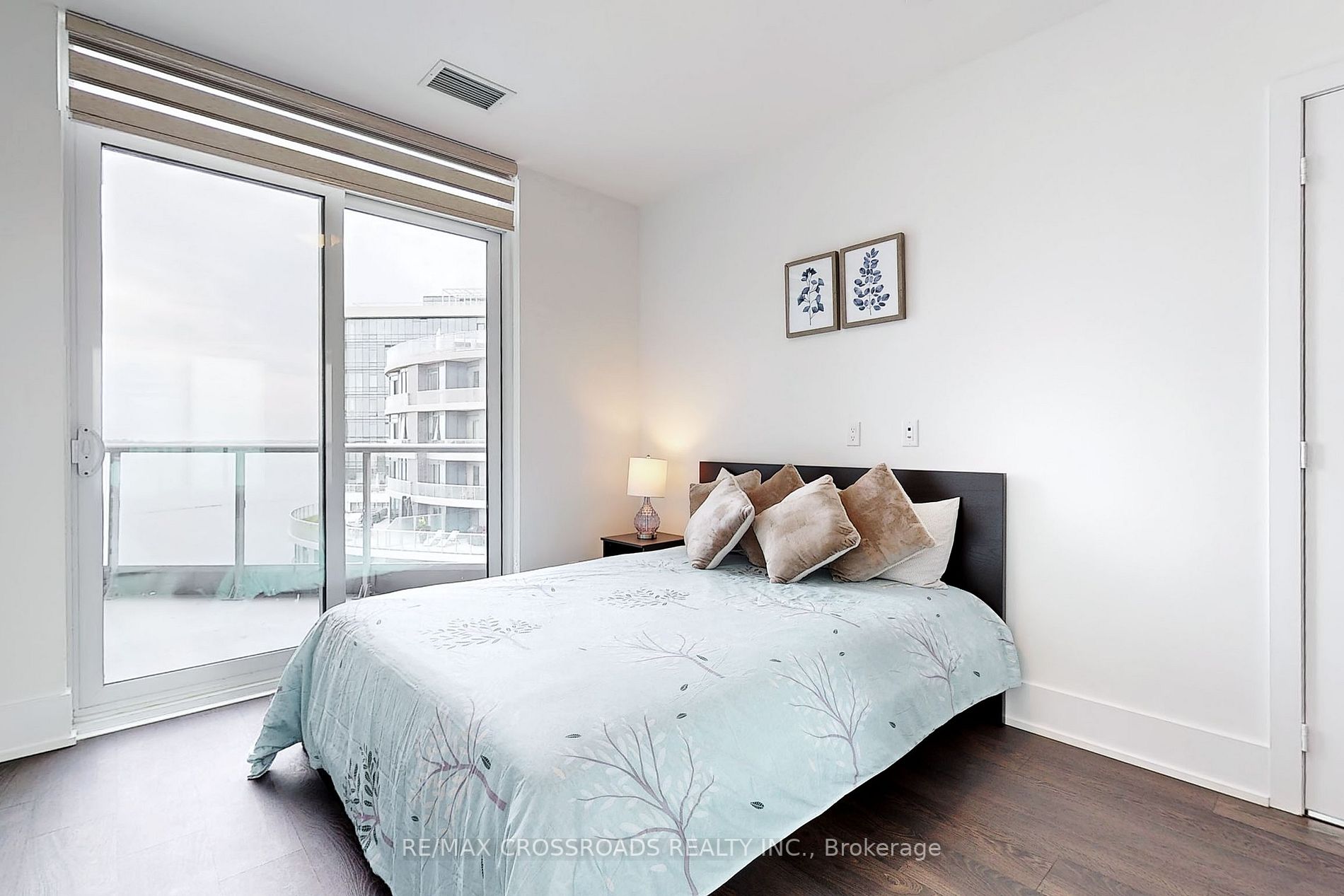 1 Edgewater Dr, #913