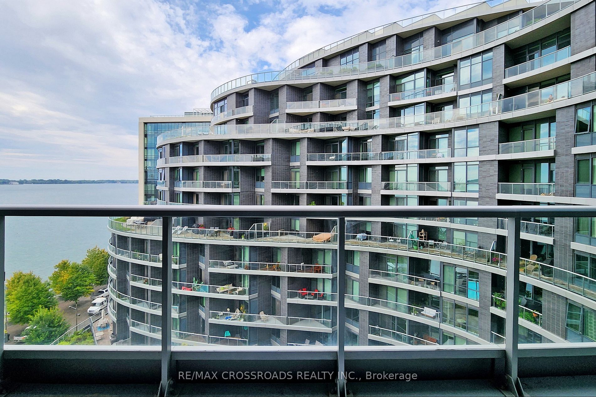 1 Edgewater Dr, #913