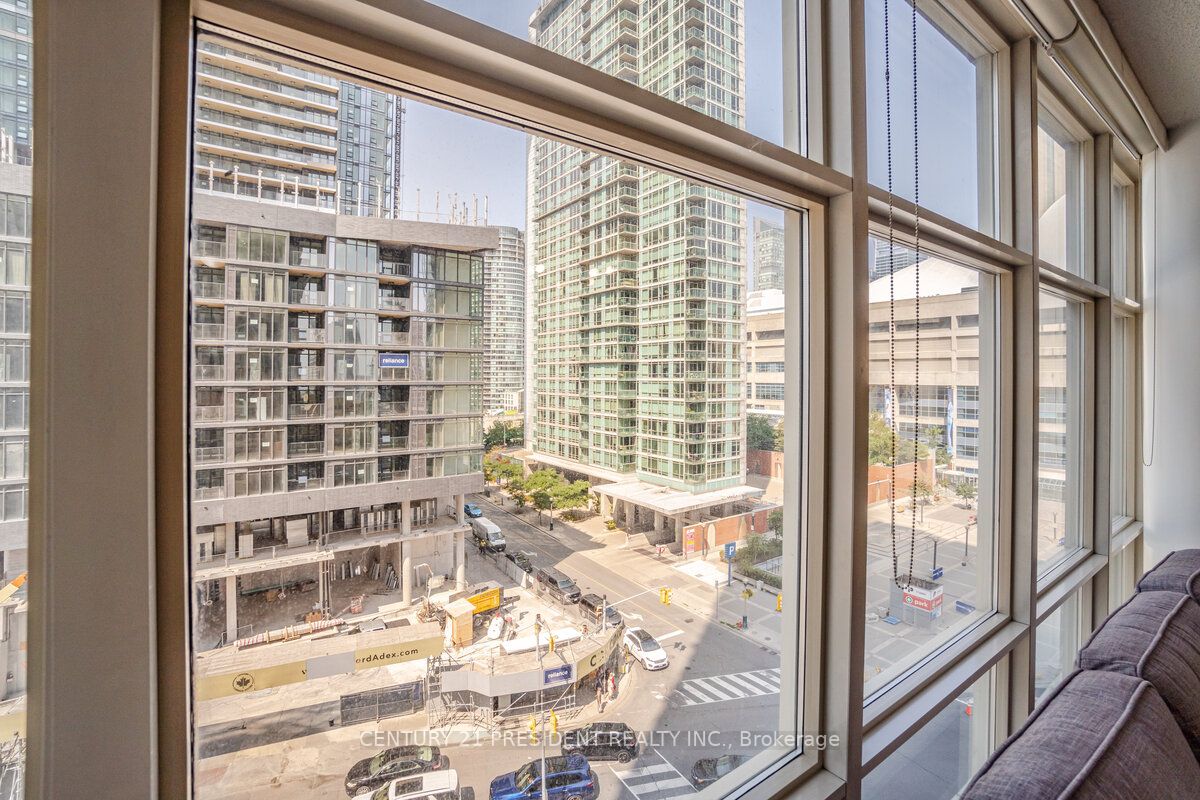 10 Navy Wharf Crt, #906