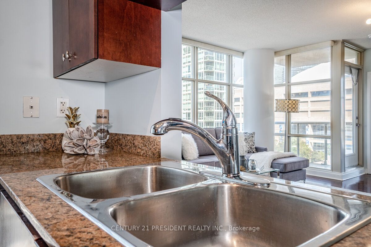10 Navy Wharf Crt, #906