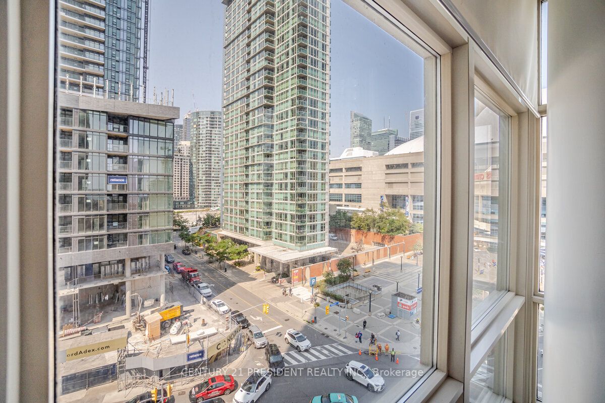 10 Navy Wharf Crt, #906