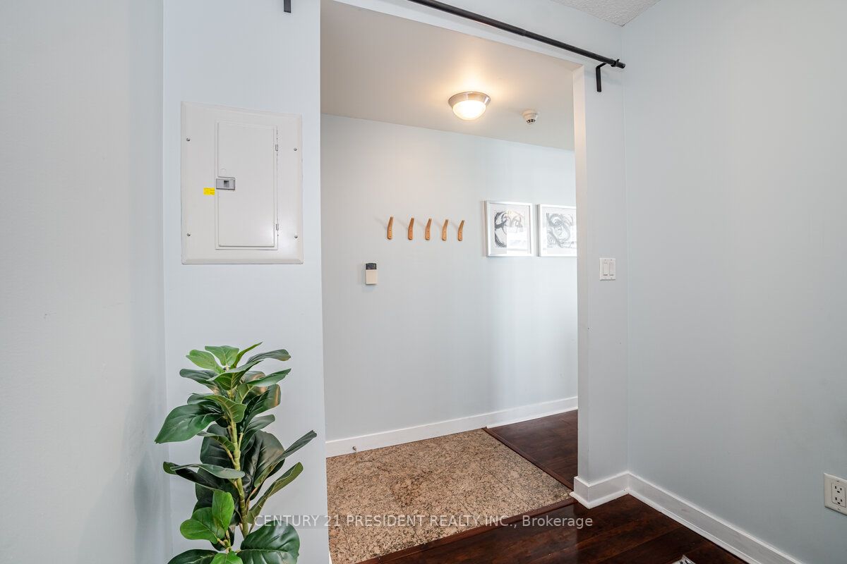 10 Navy Wharf Crt, #906