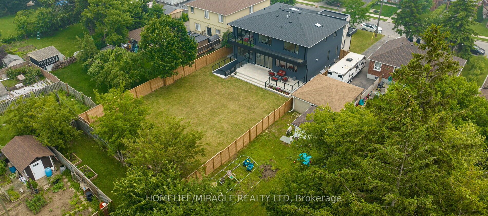 192 Cocksfield Ave N