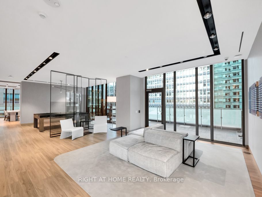 22 Lombard St, #502