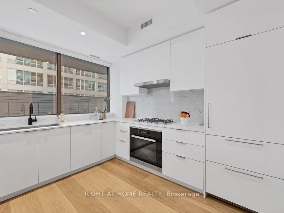 22 Lombard St, #502