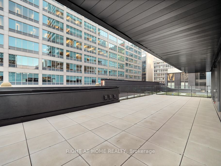 22 Lombard St, #502
