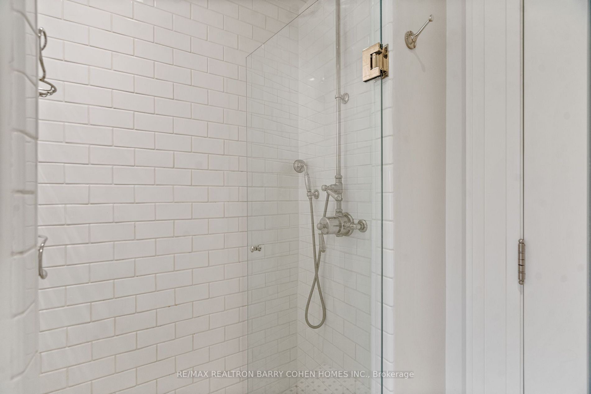 20 Sandringham Dr