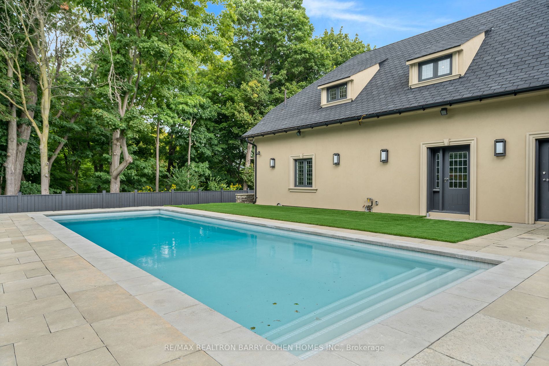 20 Sandringham Dr