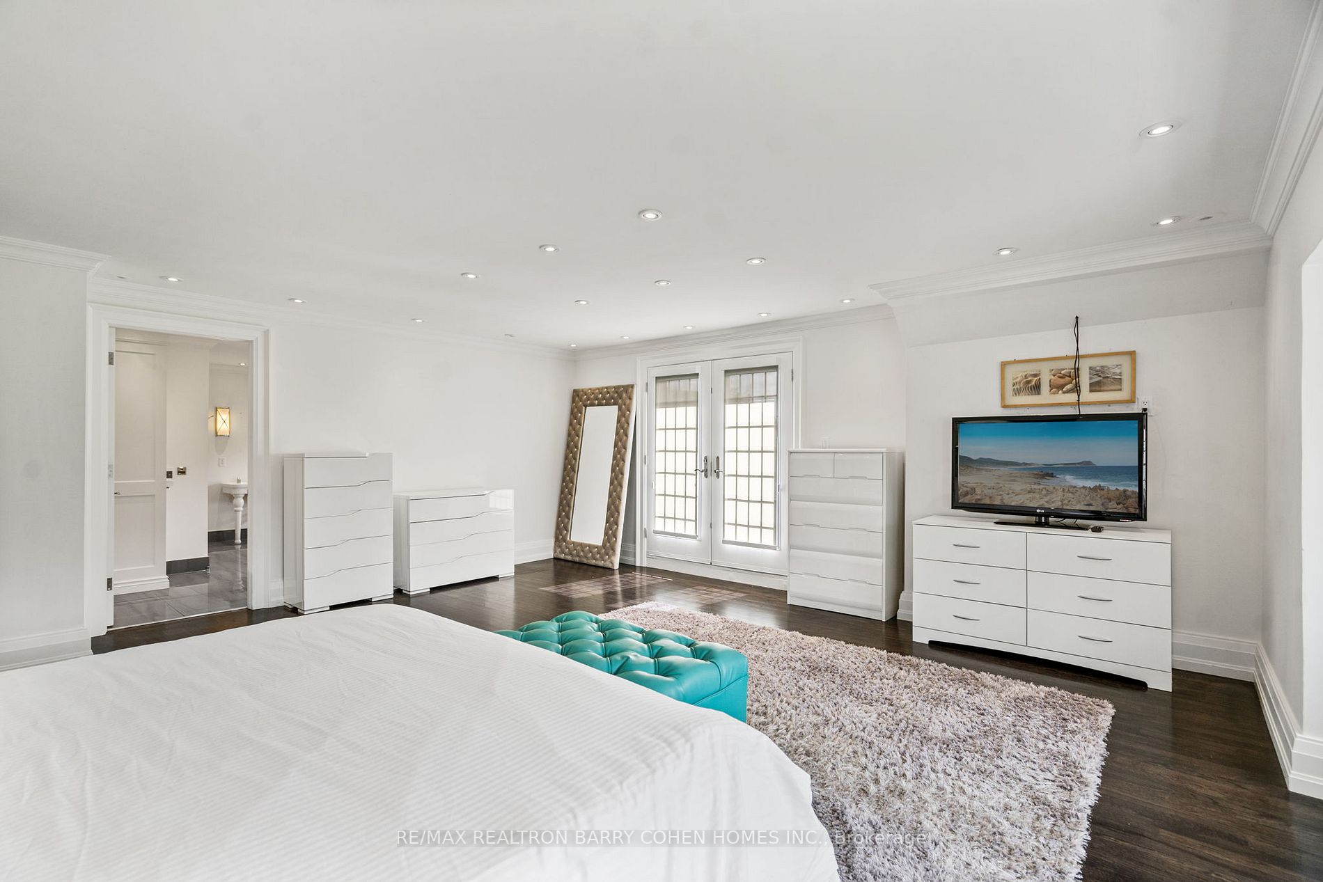 20 Sandringham Dr