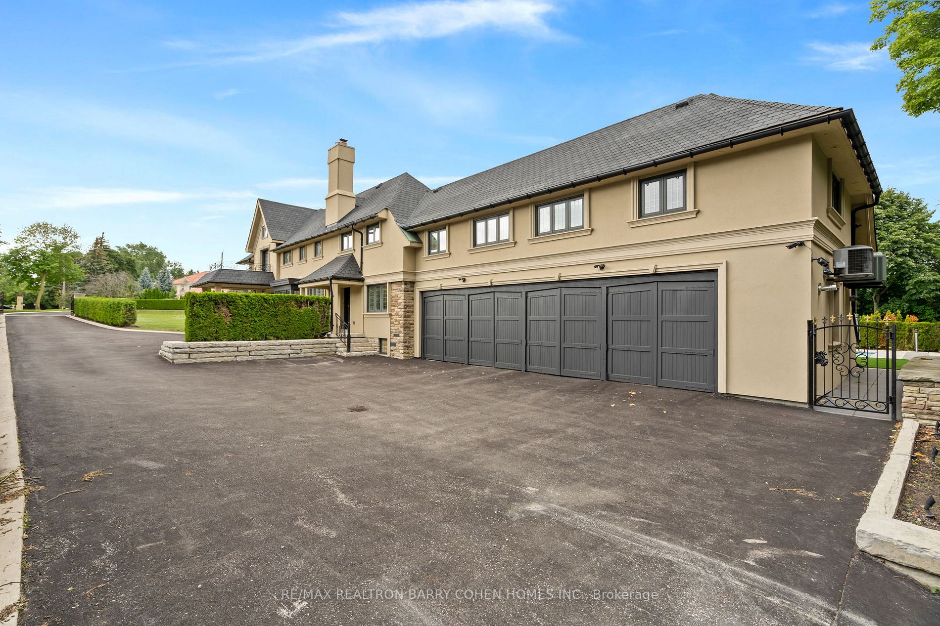 20 Sandringham Dr