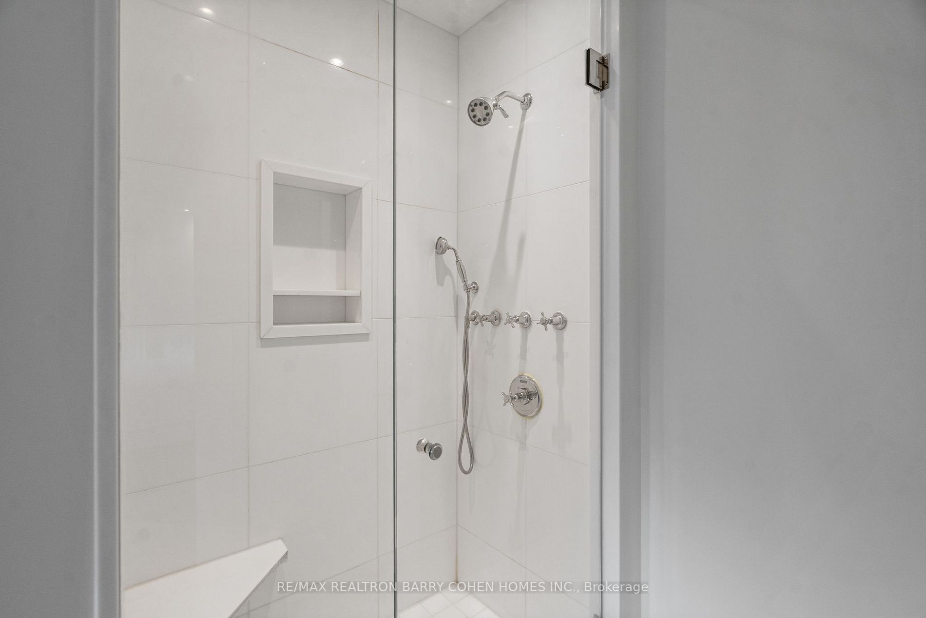20 Sandringham Dr