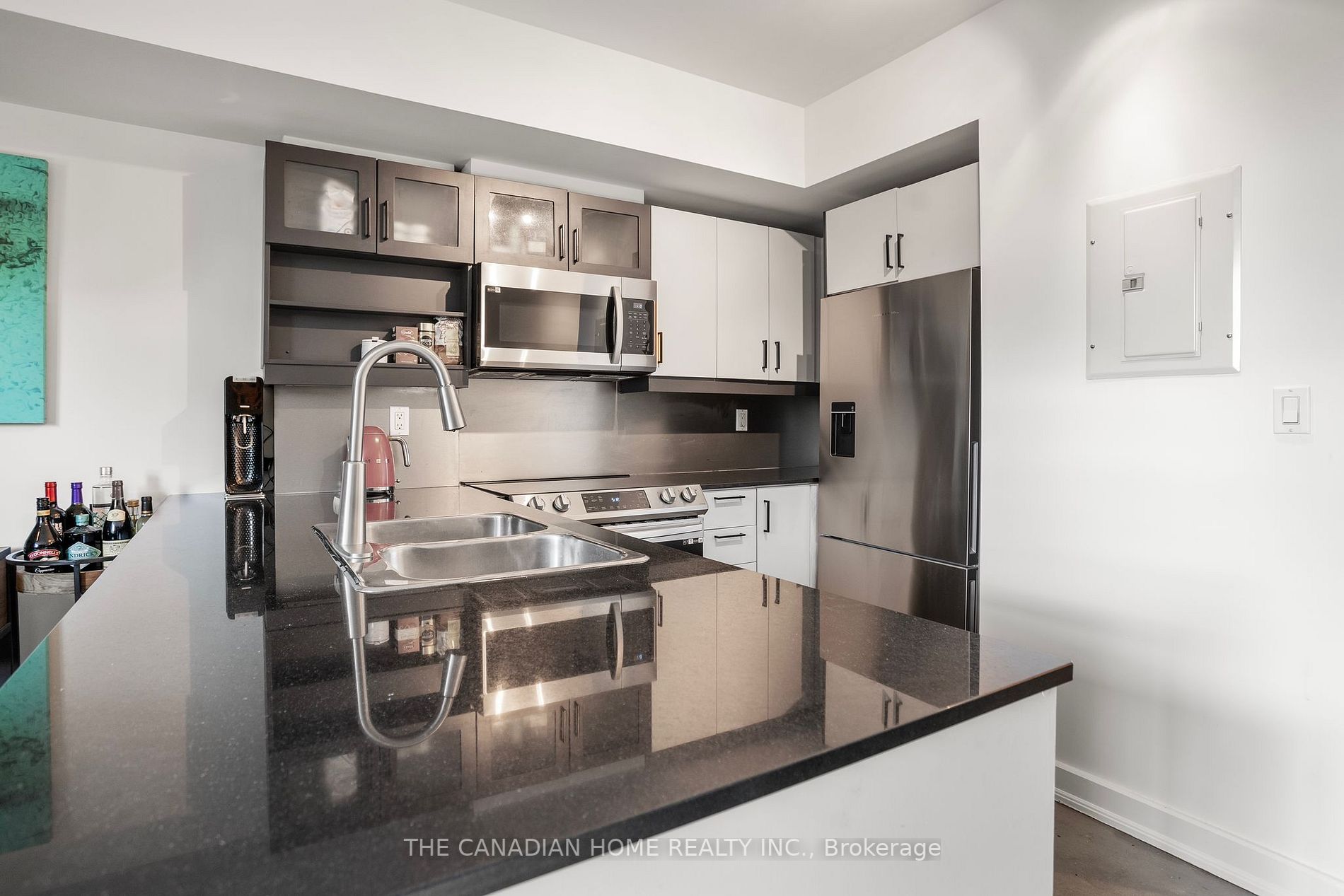 350 Wellington St W, #411