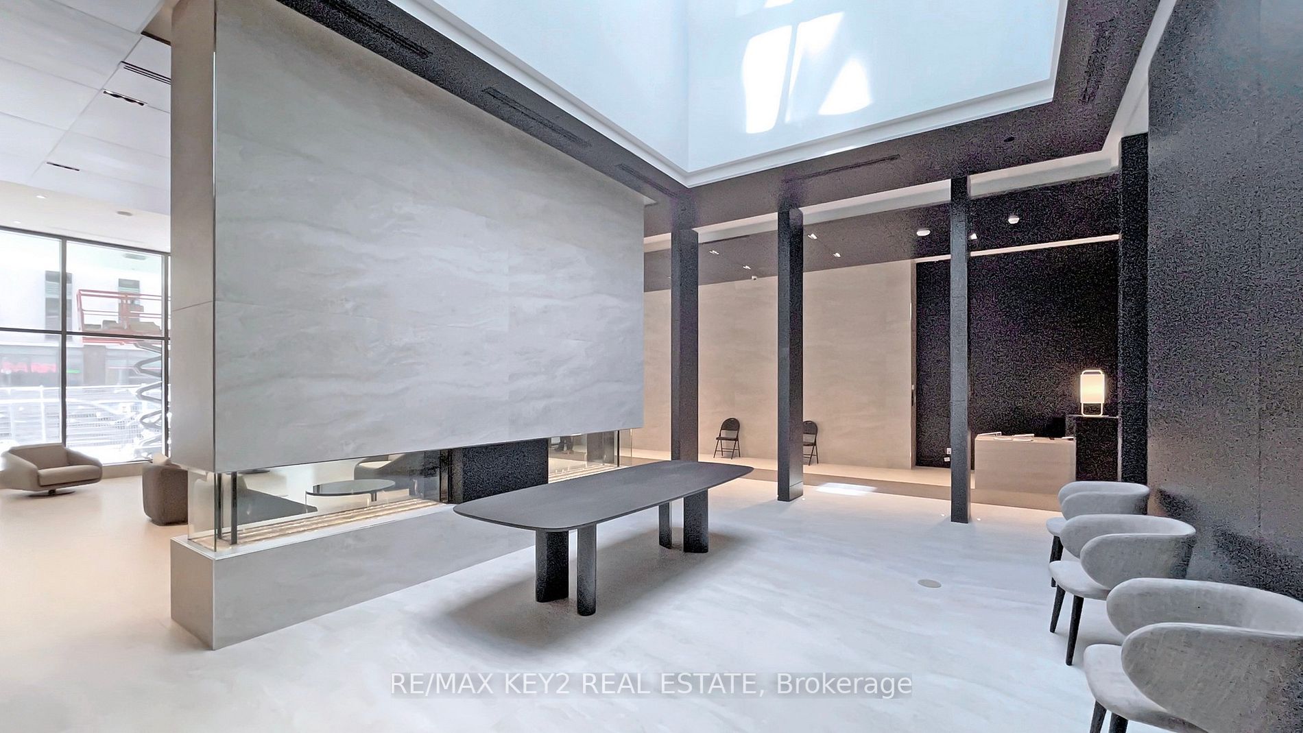 2221 Yonge St, #4104