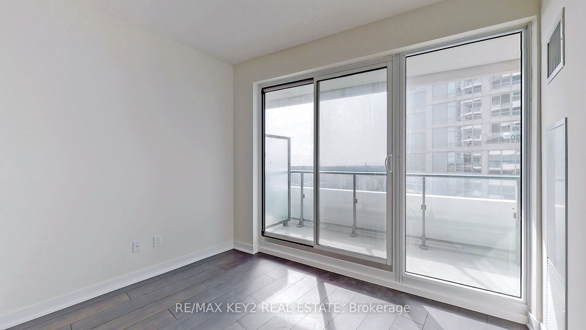 2221 Yonge St, #4104