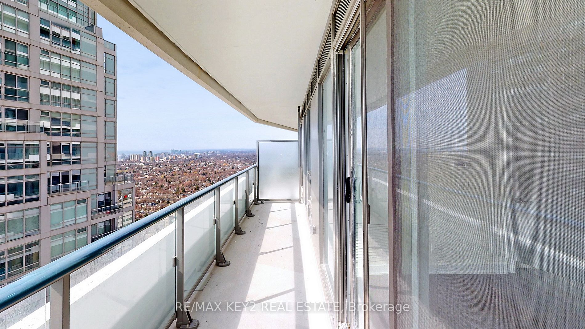 2221 Yonge St, #4104