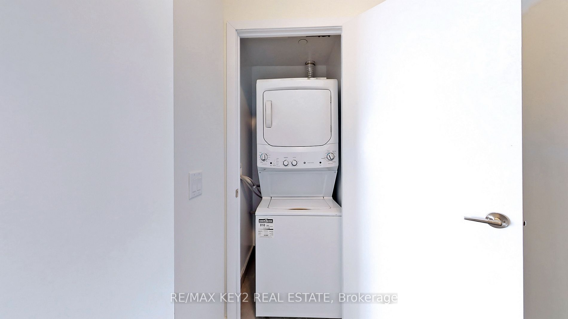 2221 Yonge St, #4104