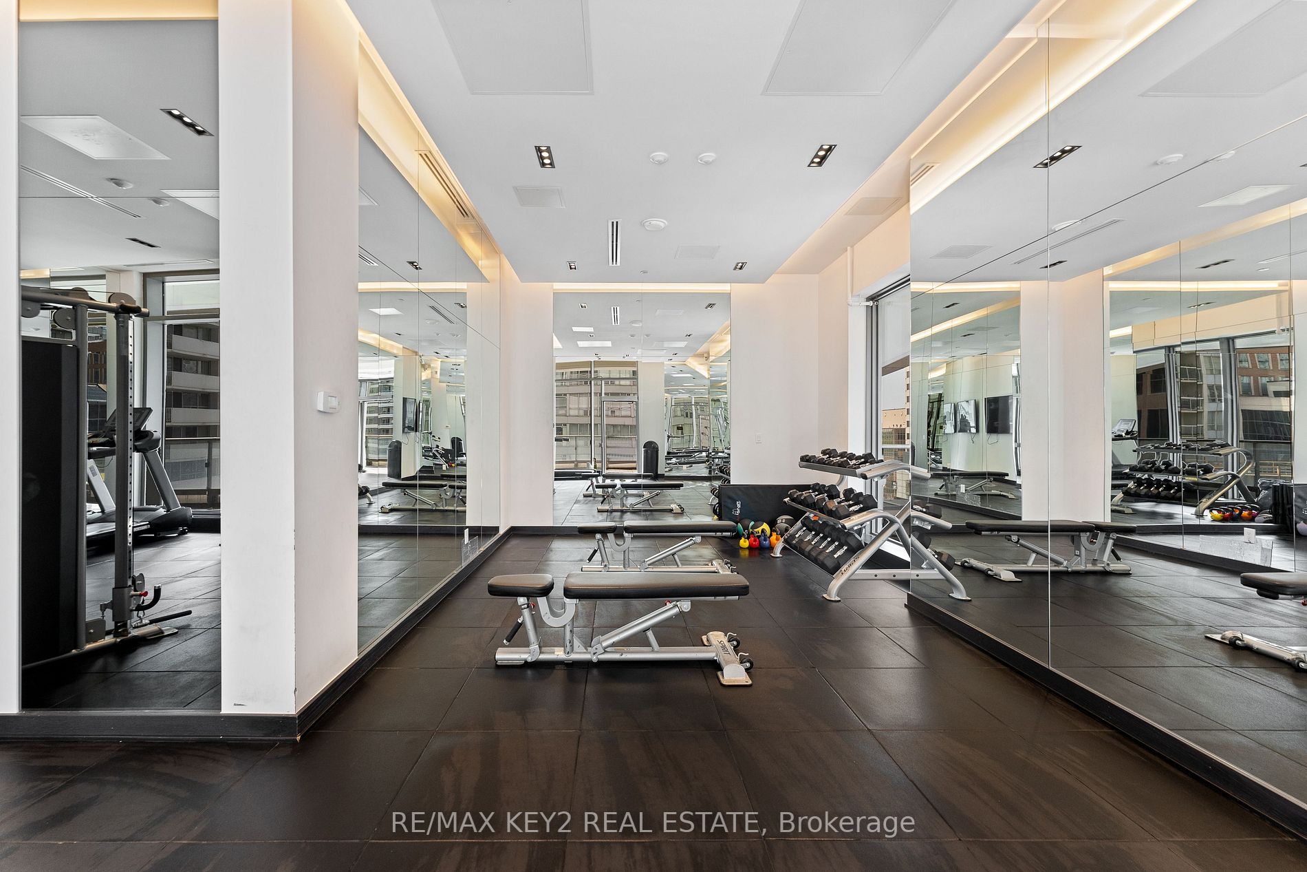 2221 Yonge St, #4104