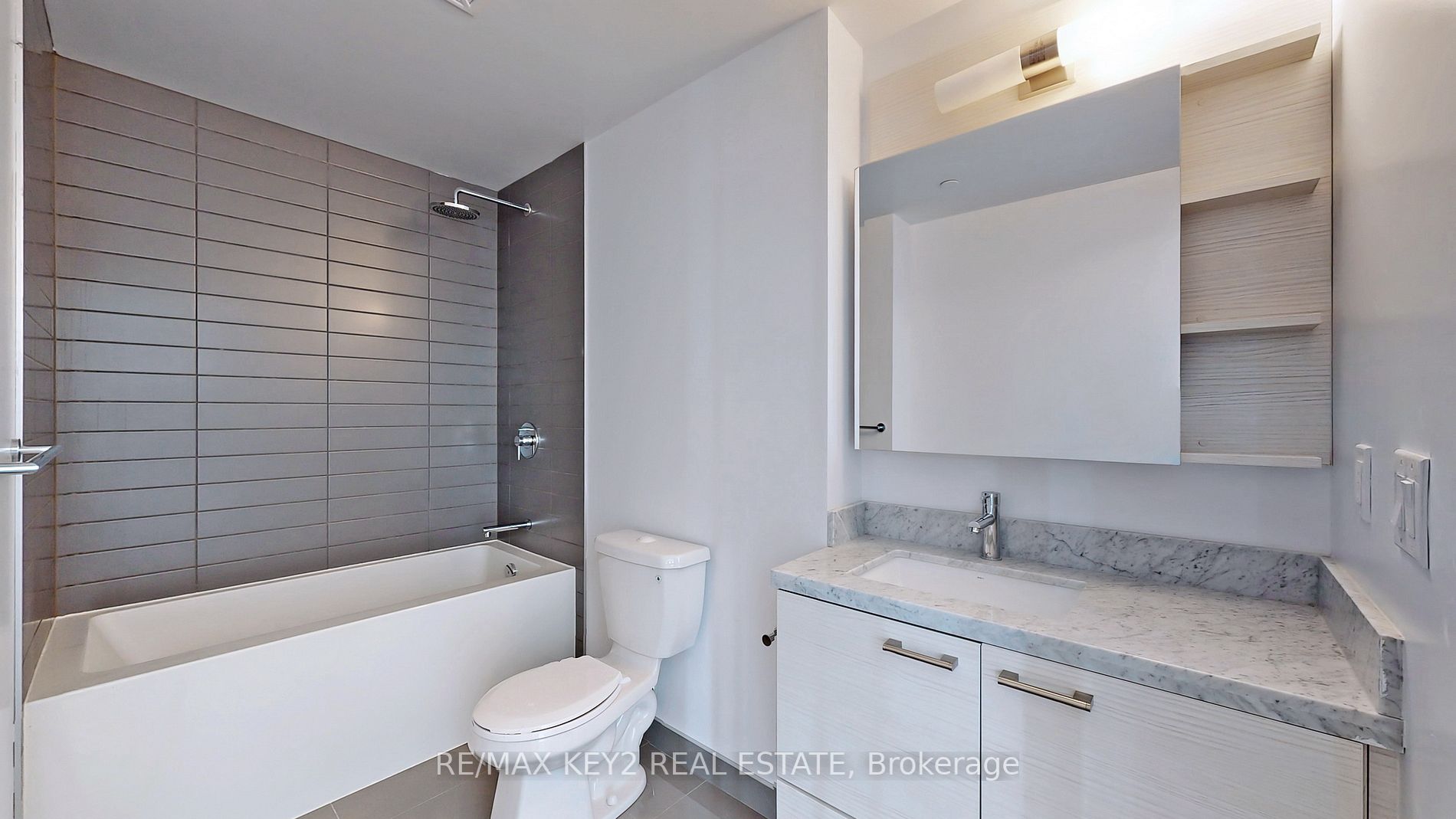 2221 Yonge St, #4104