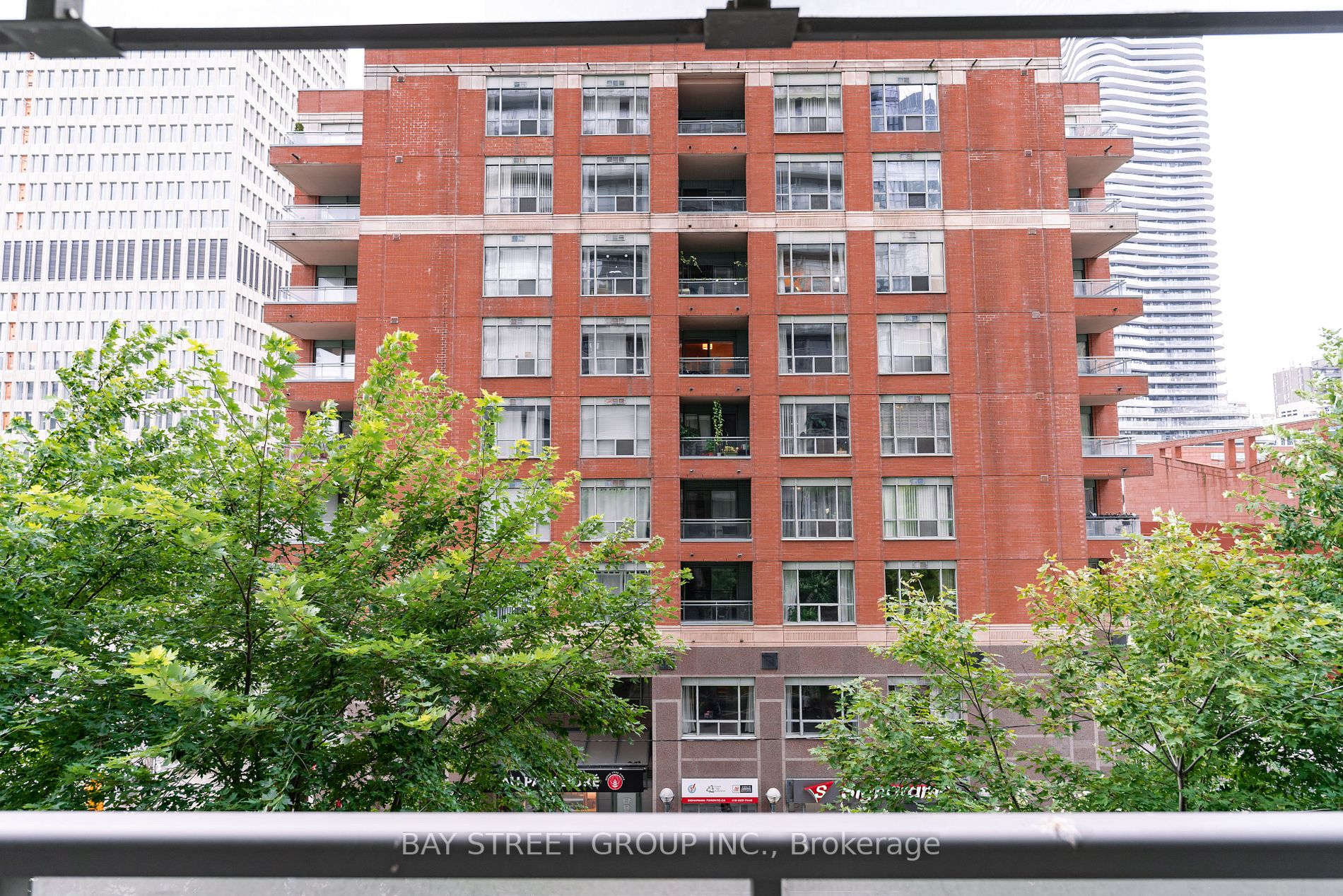 37 Grosvenor St, #305