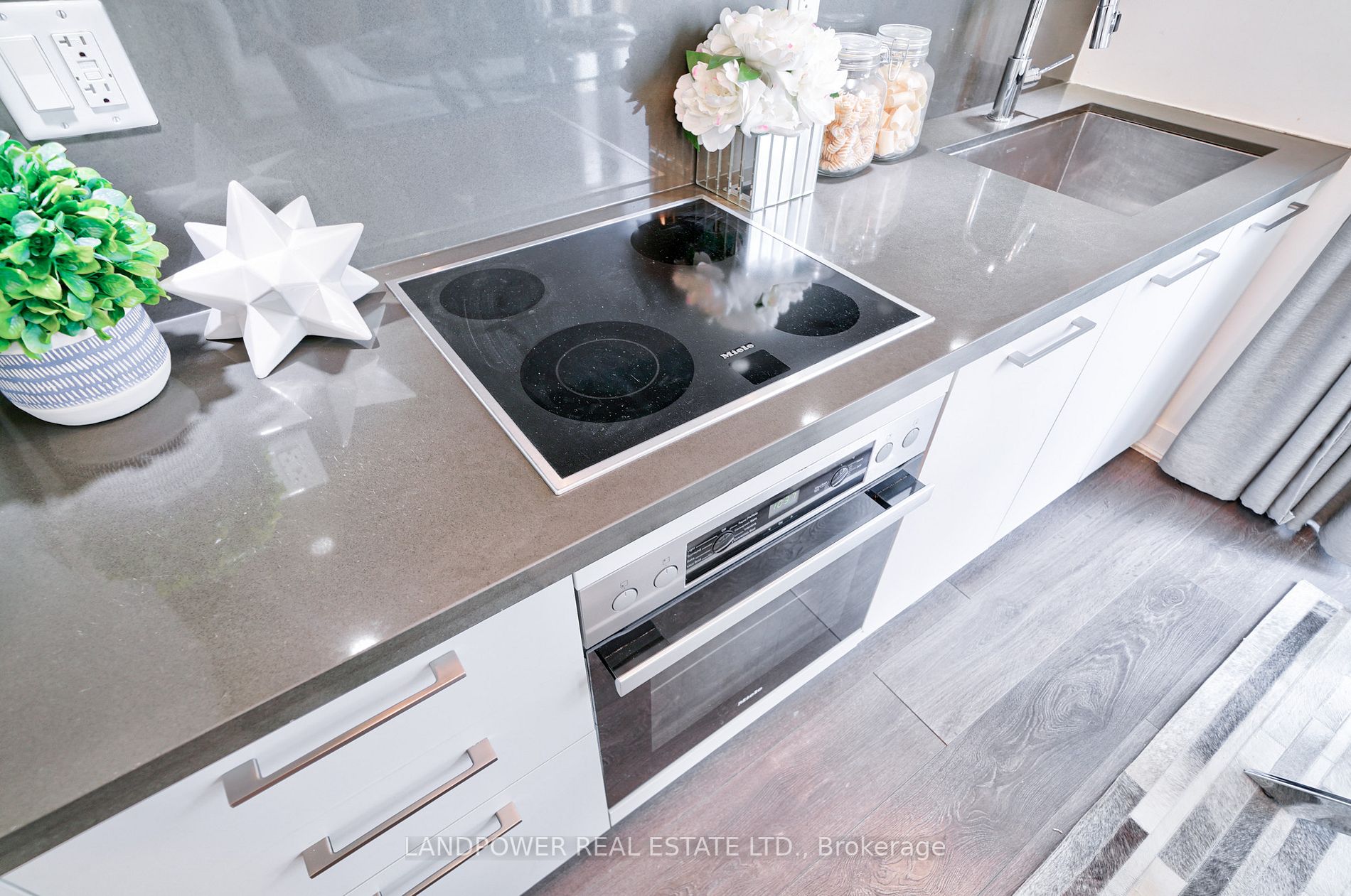 188 Cumberland St St E, #913