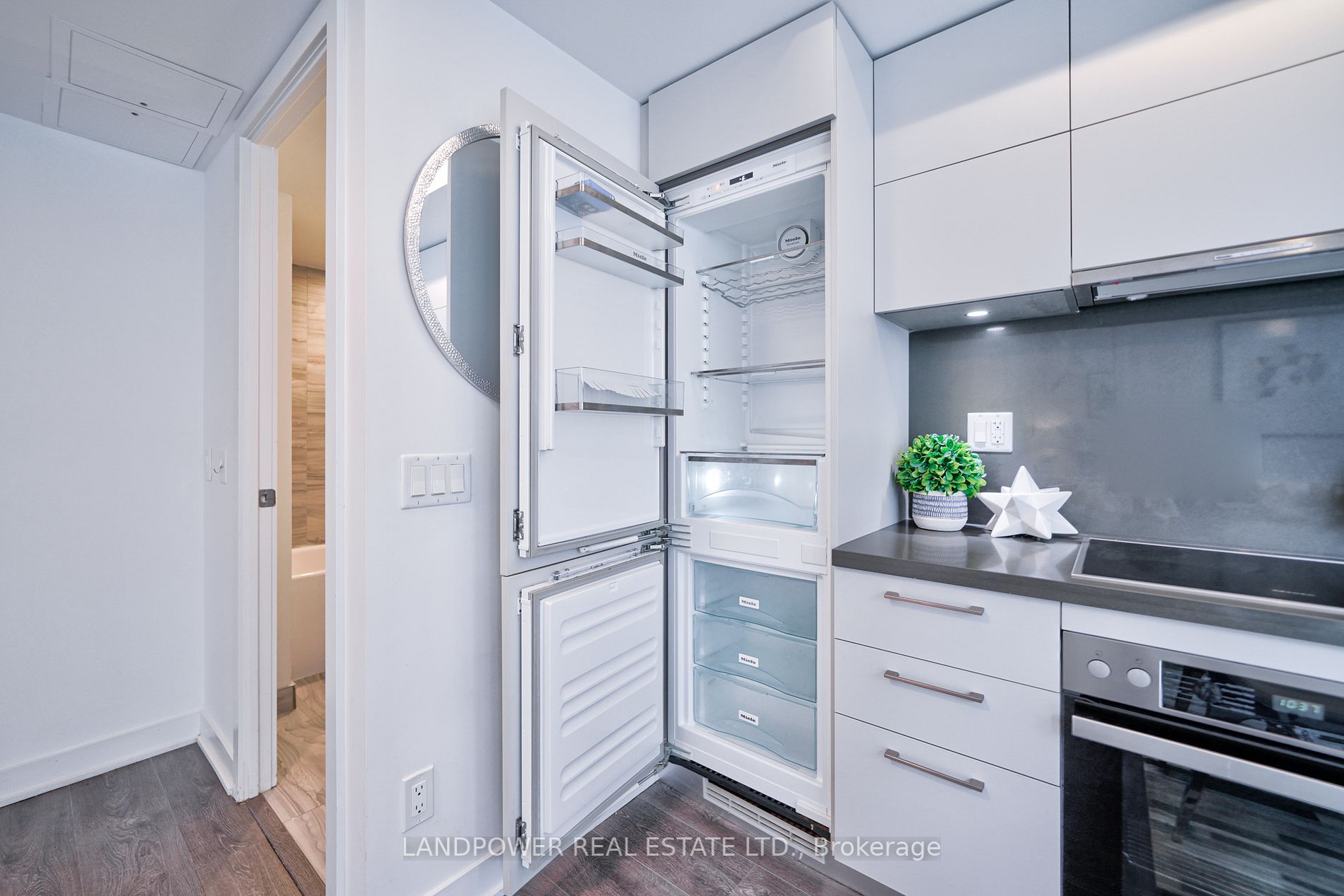 188 Cumberland St St E, #913