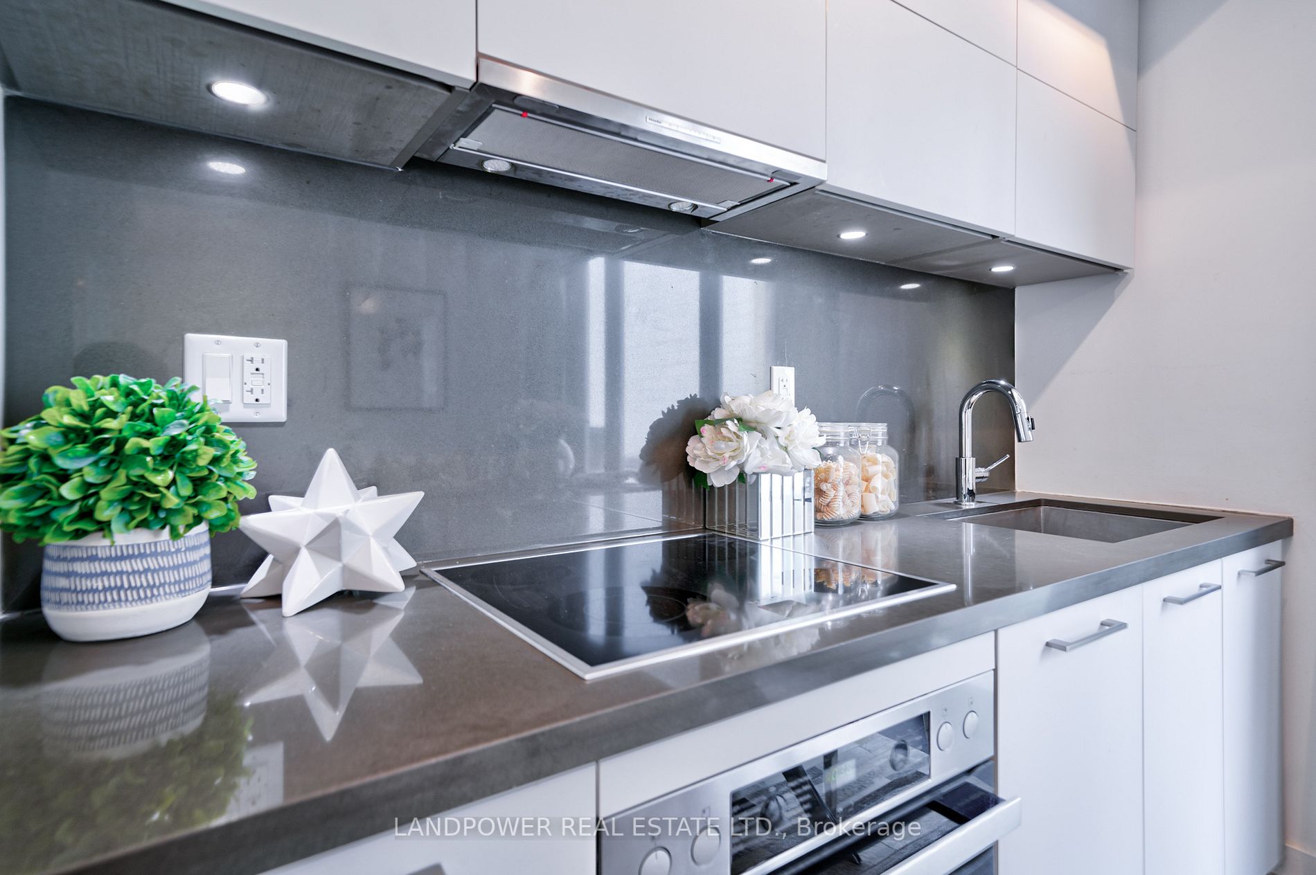 188 Cumberland St St E, #913