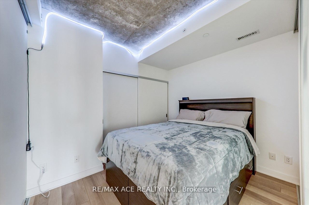 210 Simcoe Street, #1208