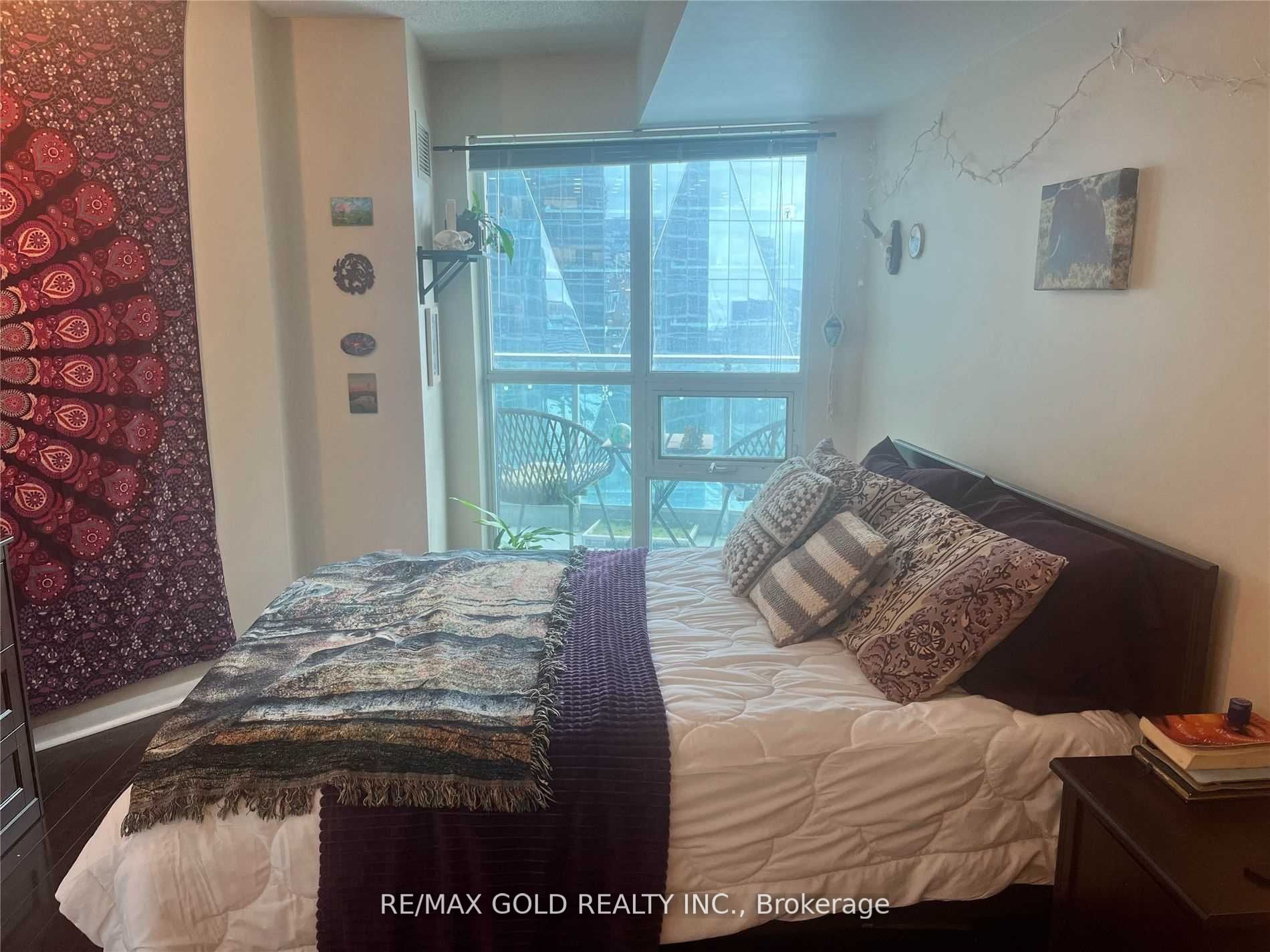 18 Yonge St, #2802