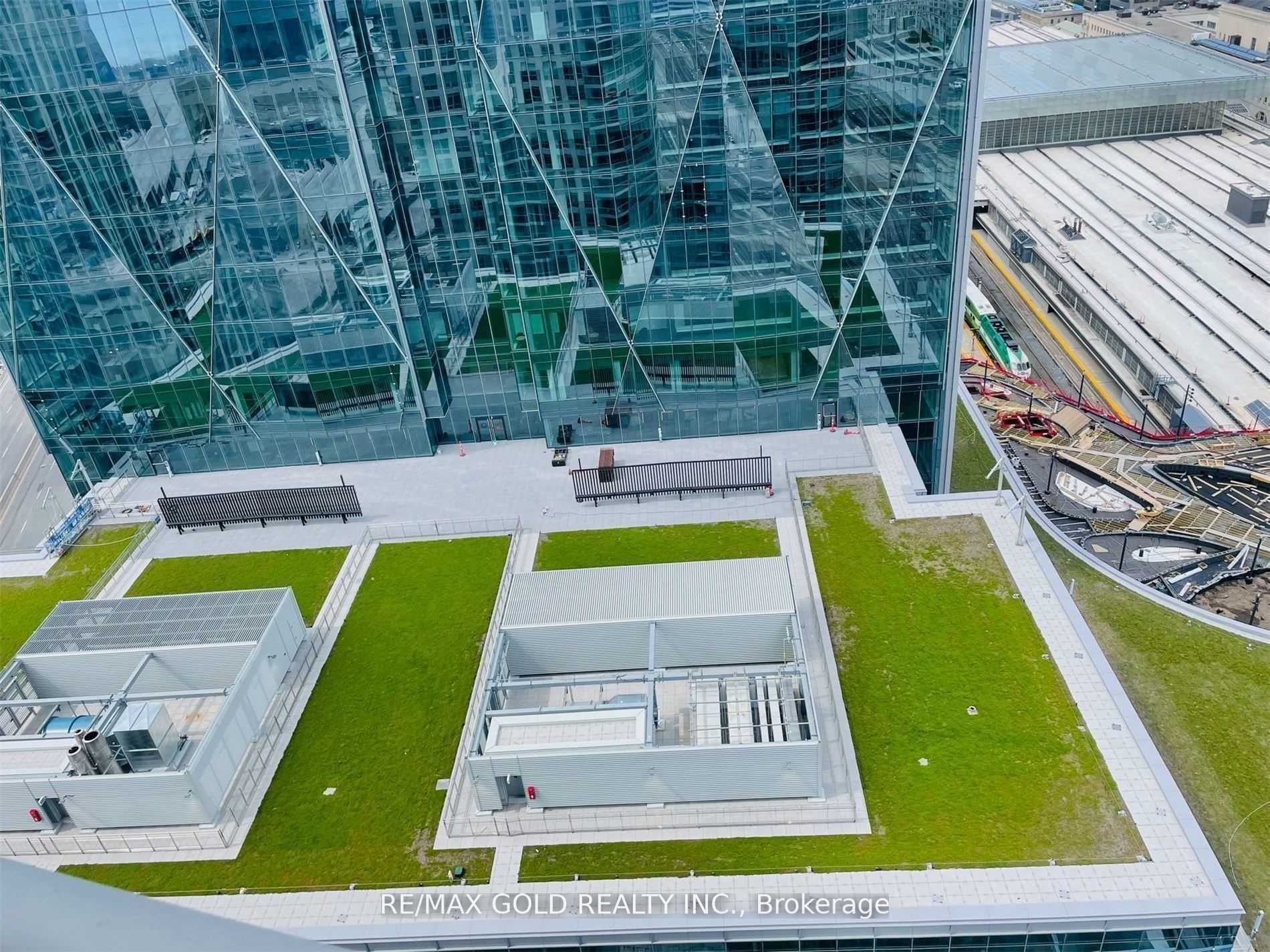 18 Yonge St, #2802
