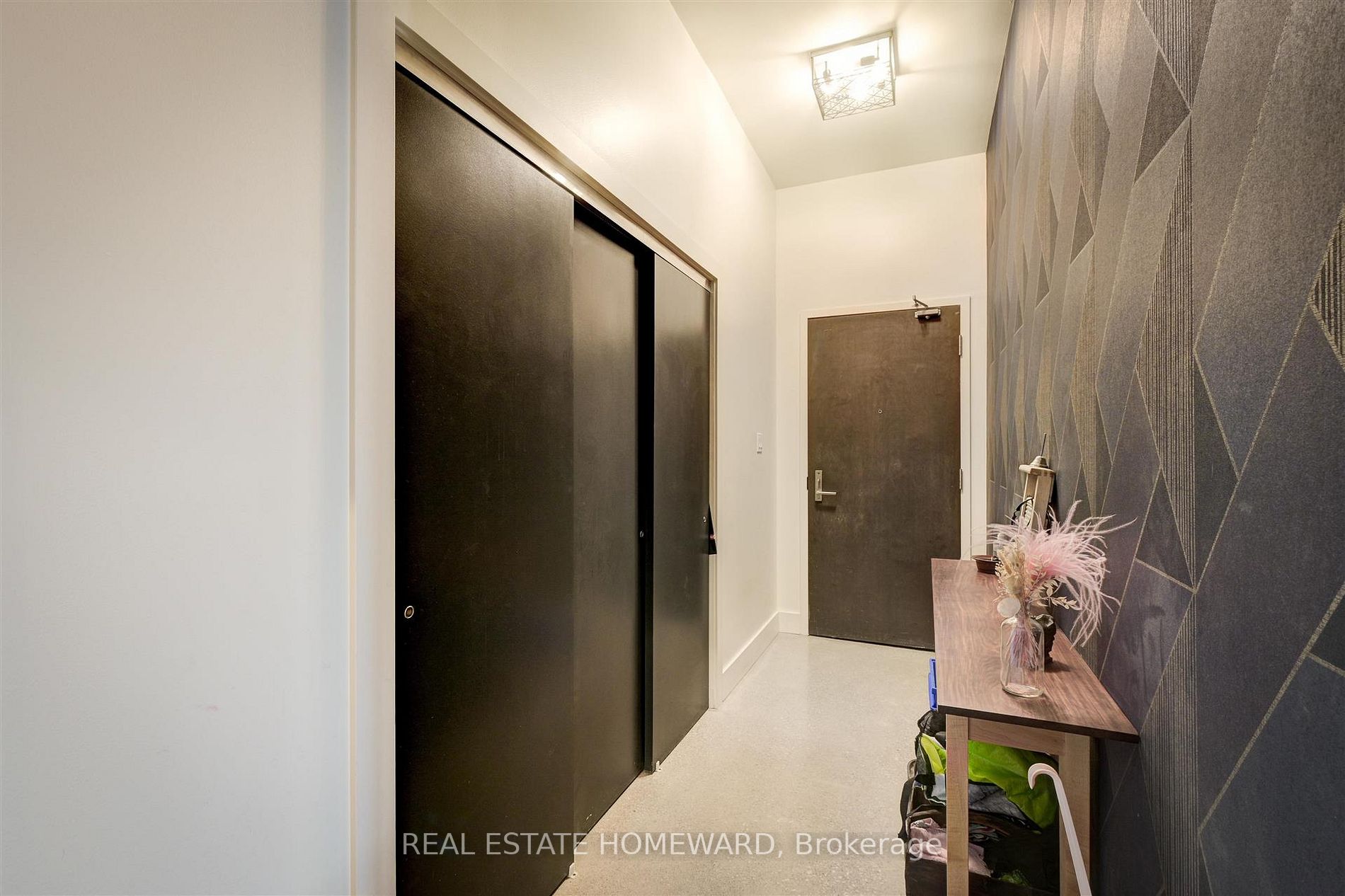569 King St E, #406