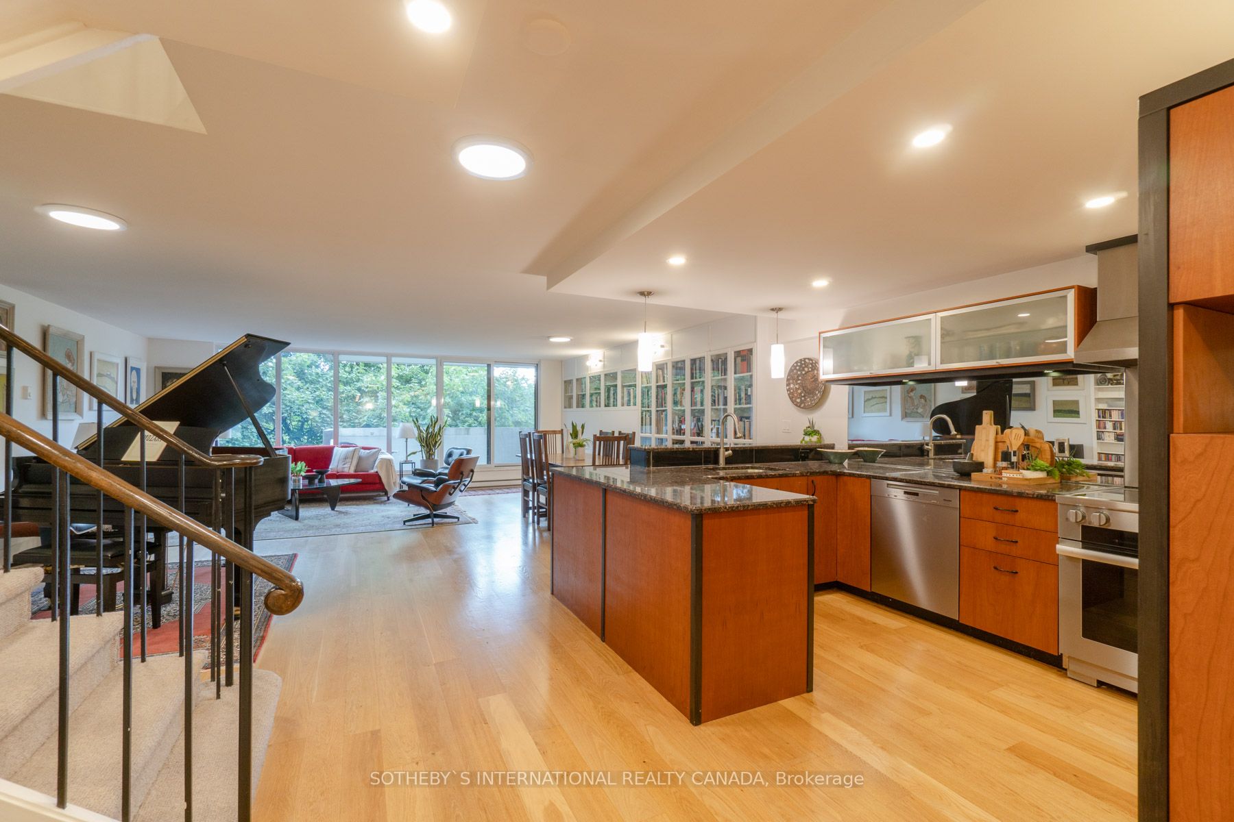 360 Bloor St E, #213