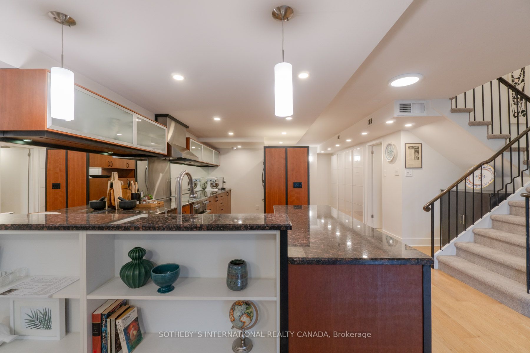 360 Bloor St E, #213