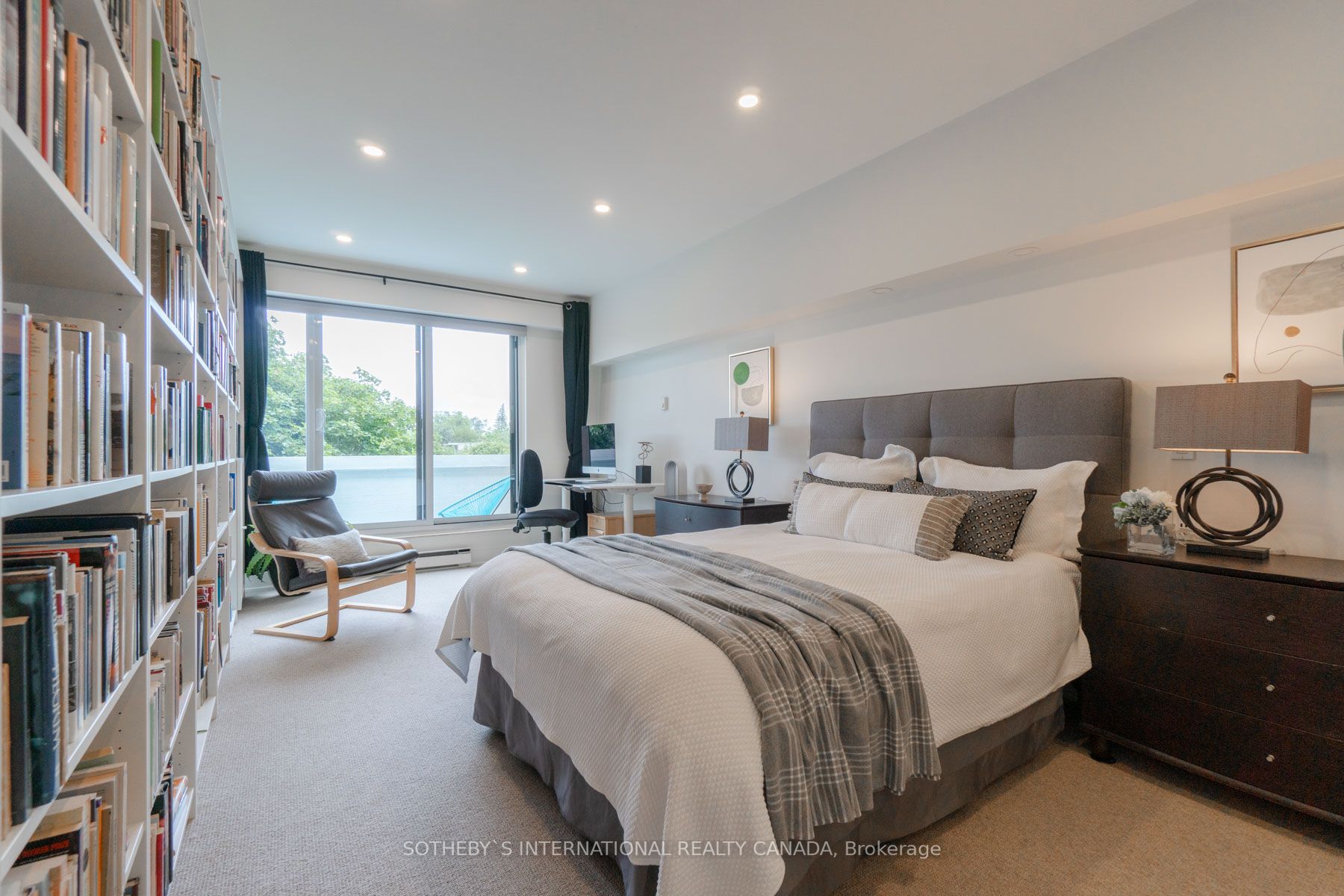 360 Bloor St E, #213