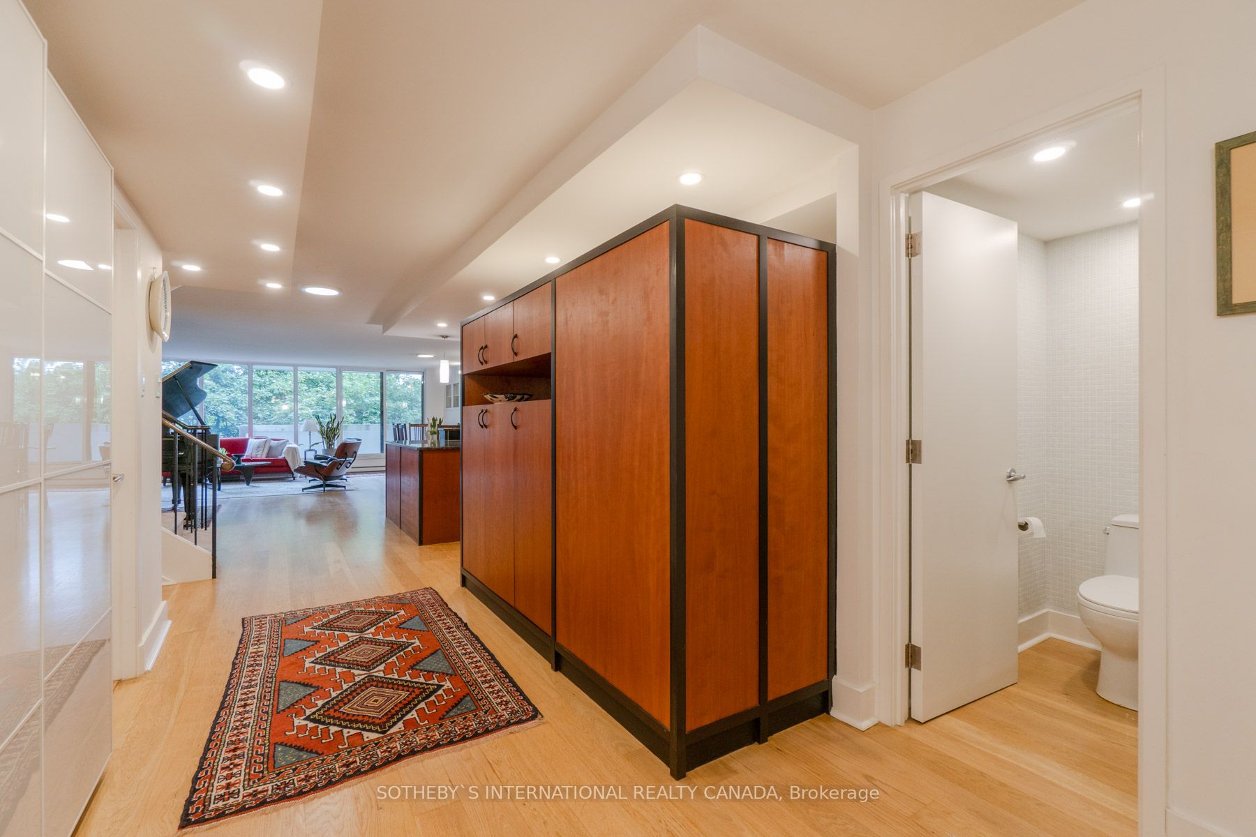 360 Bloor St E, #213