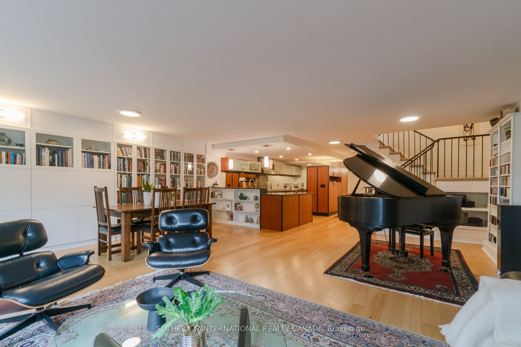 360 Bloor St E, #213