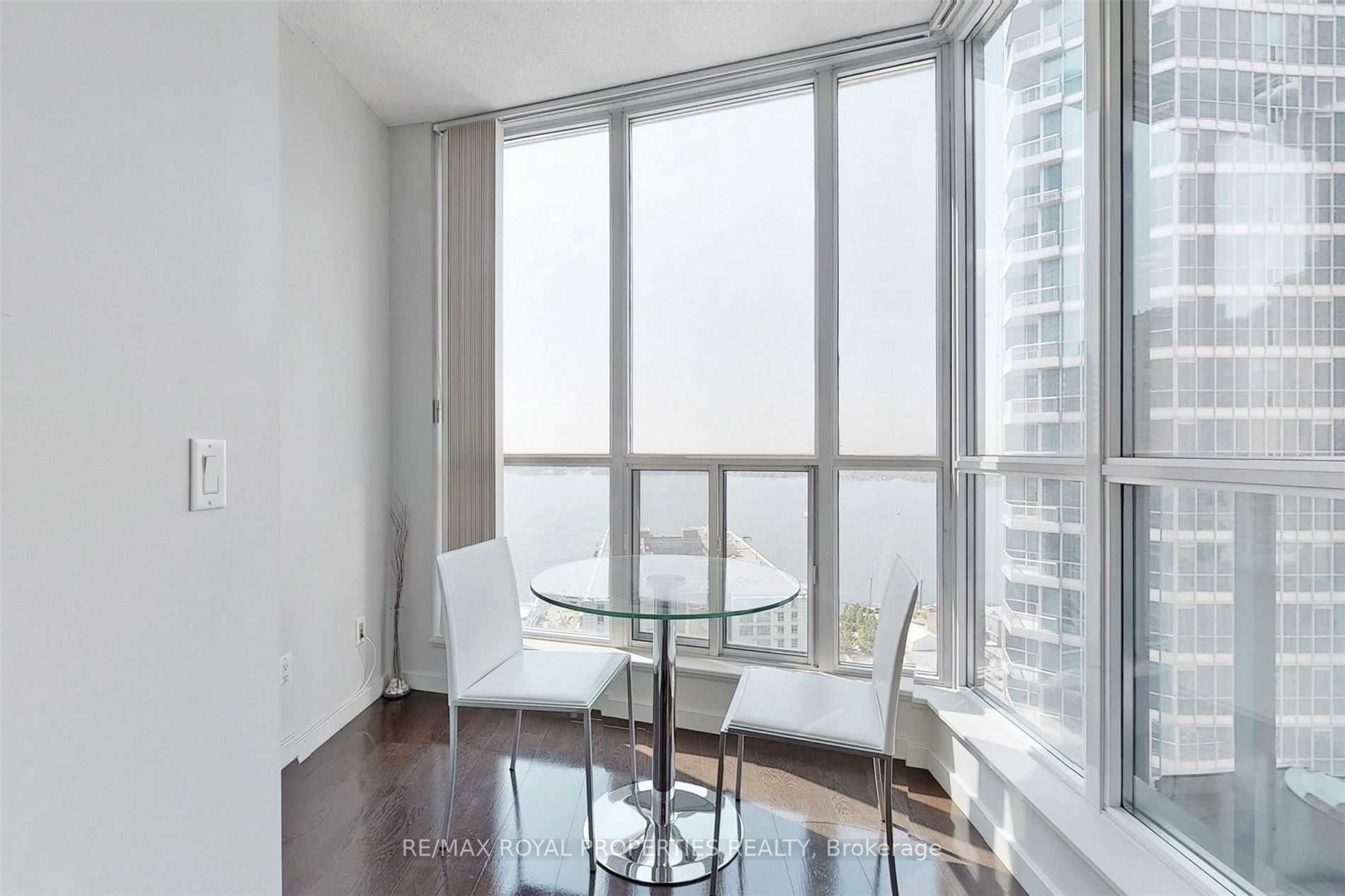 8 York St, #2710
