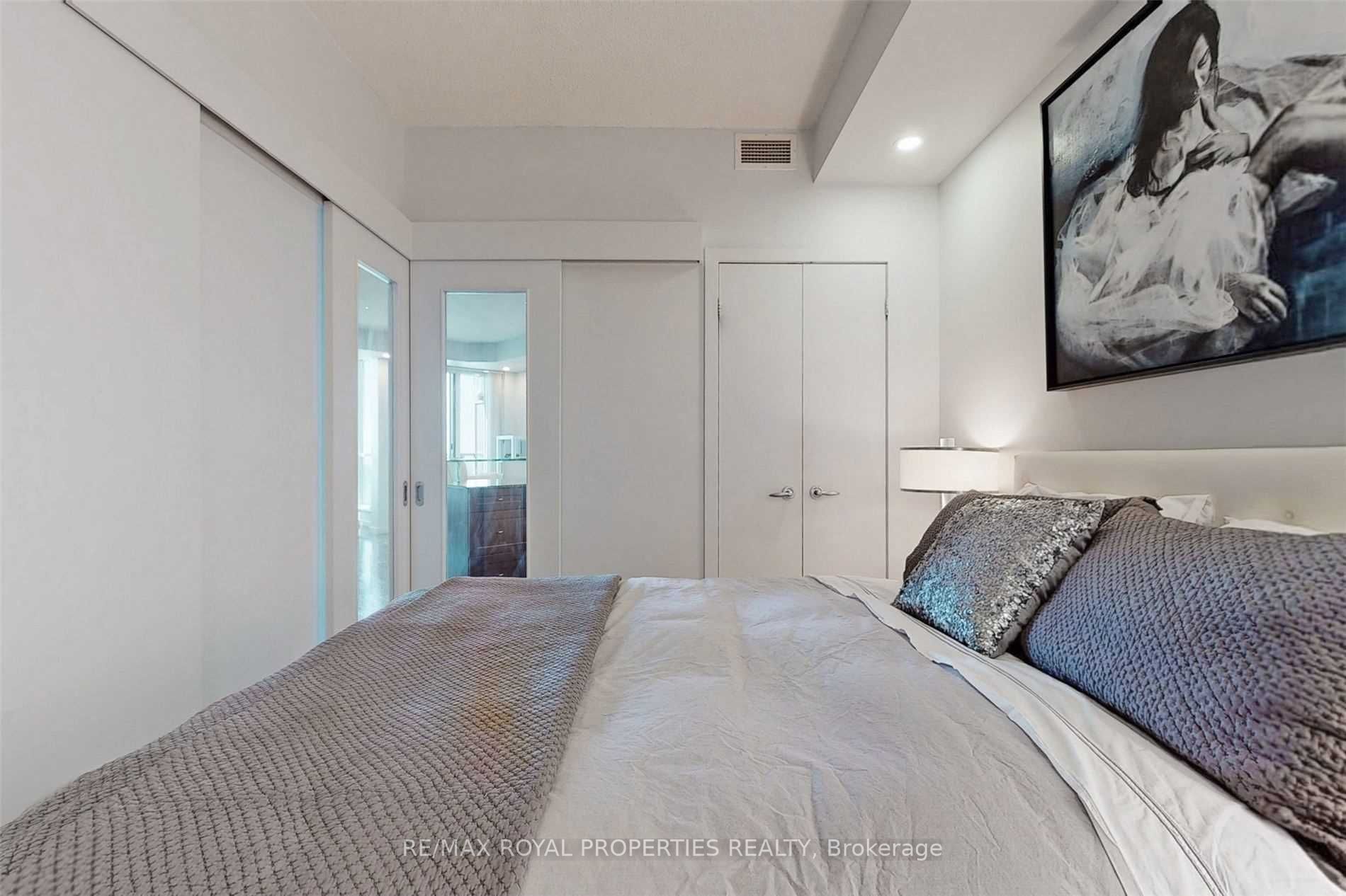 8 York St, #2710