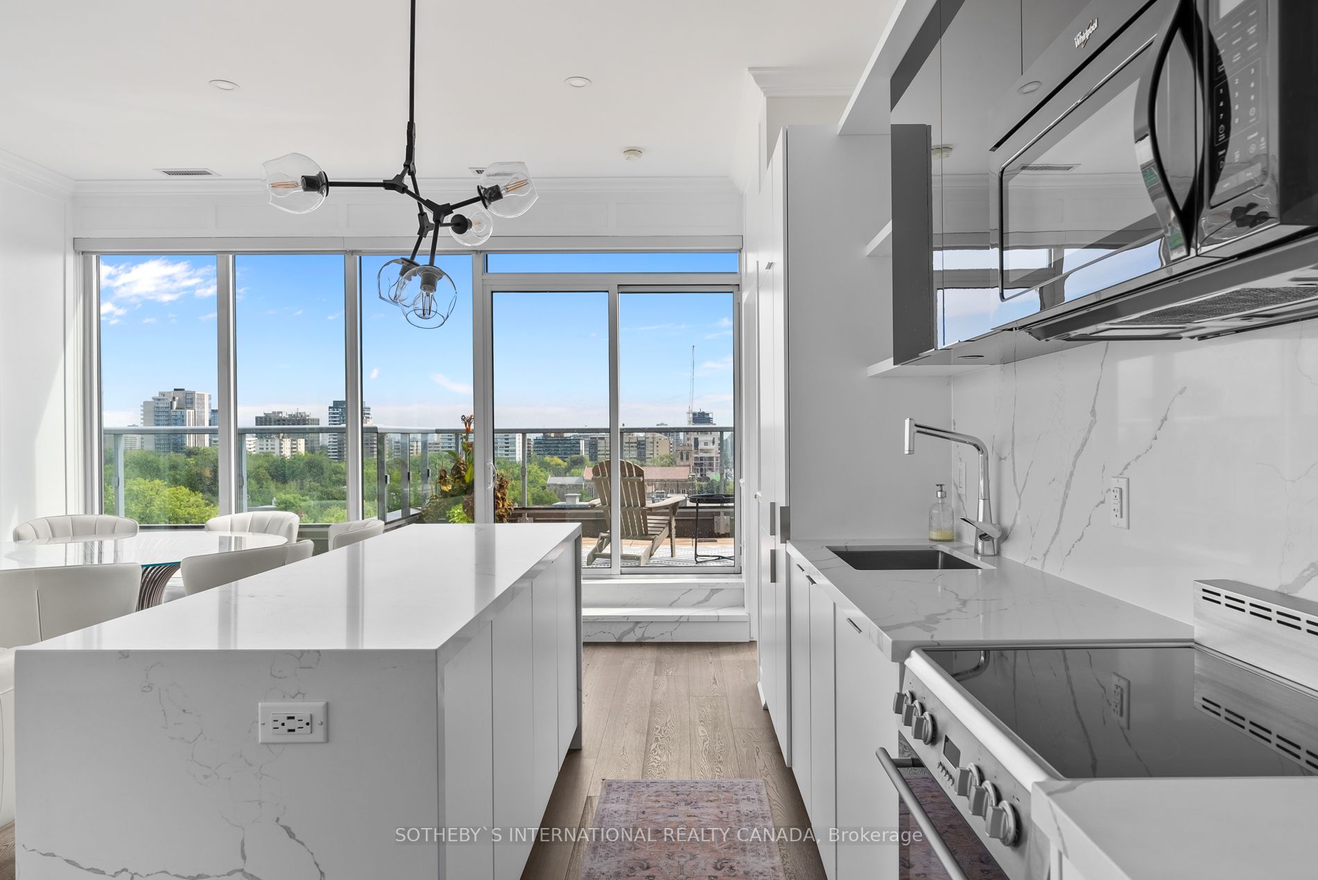 6 Parkwood Ave, #901
