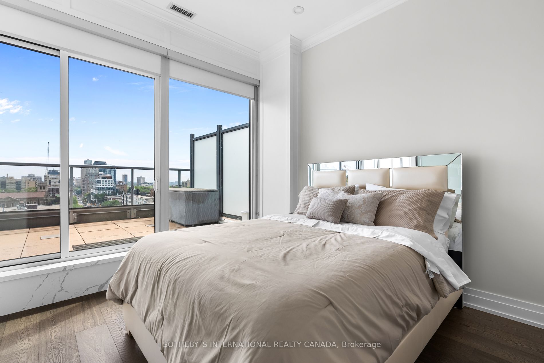 6 Parkwood Ave, #901