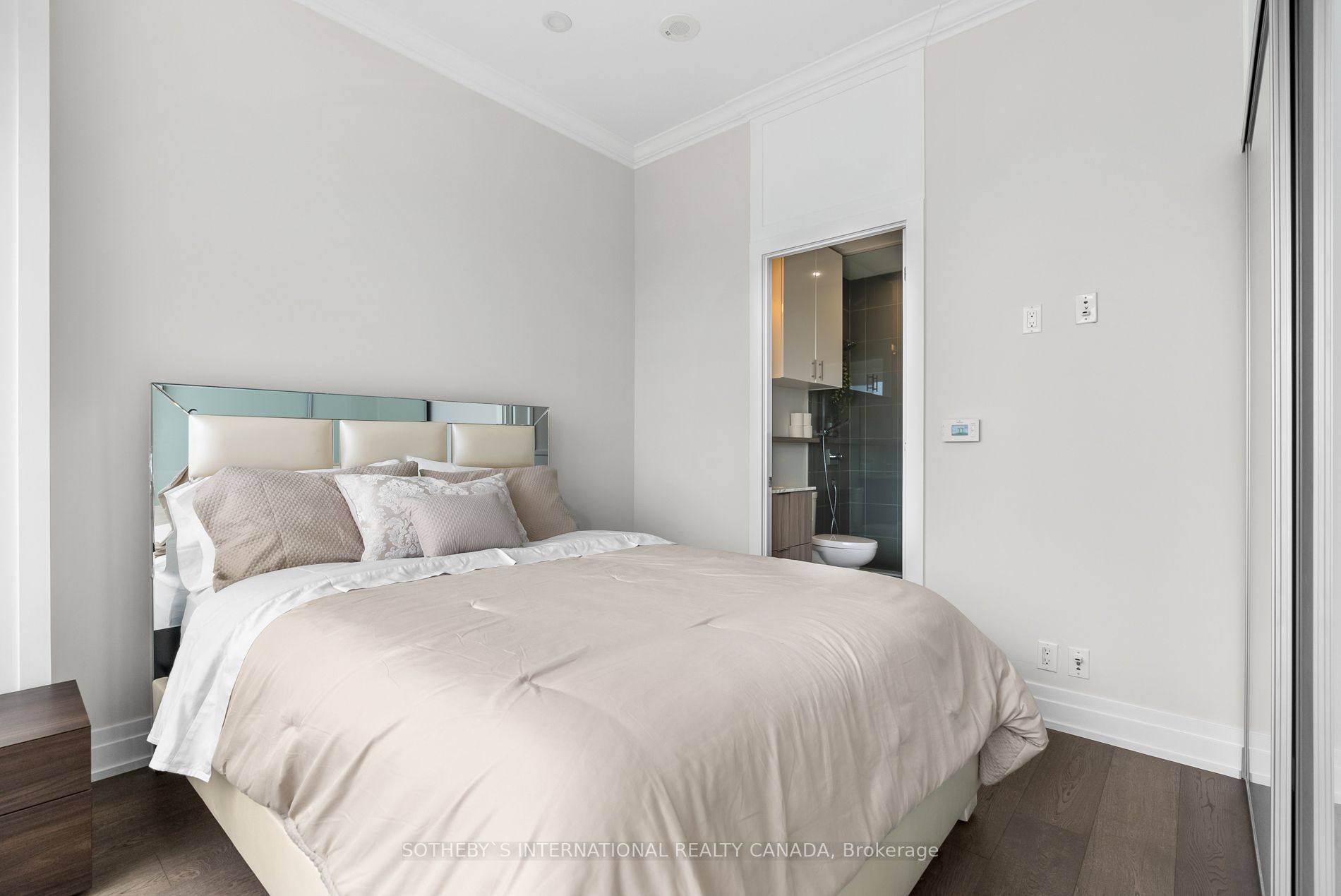 6 Parkwood Ave, #901