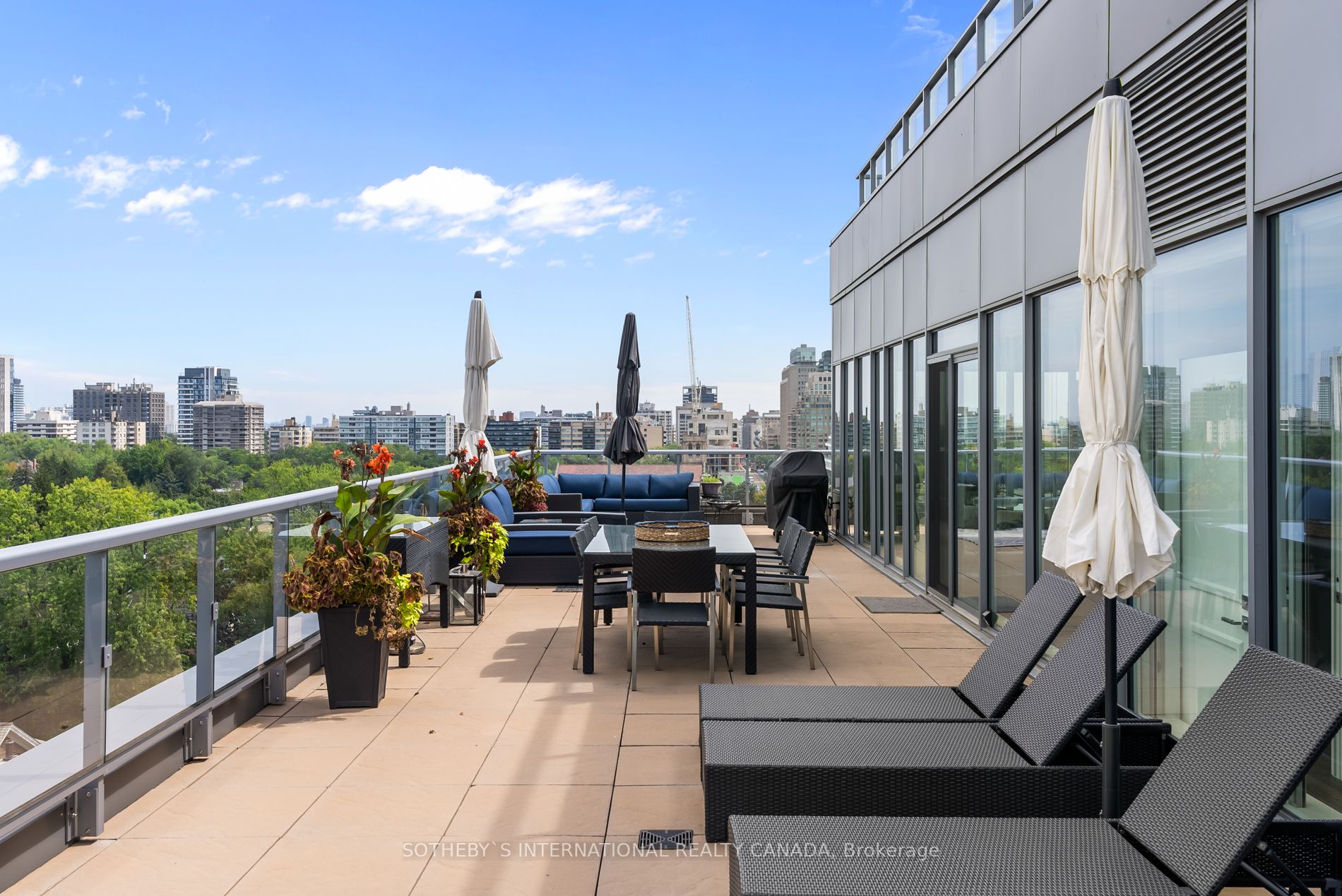 6 Parkwood Ave, #901