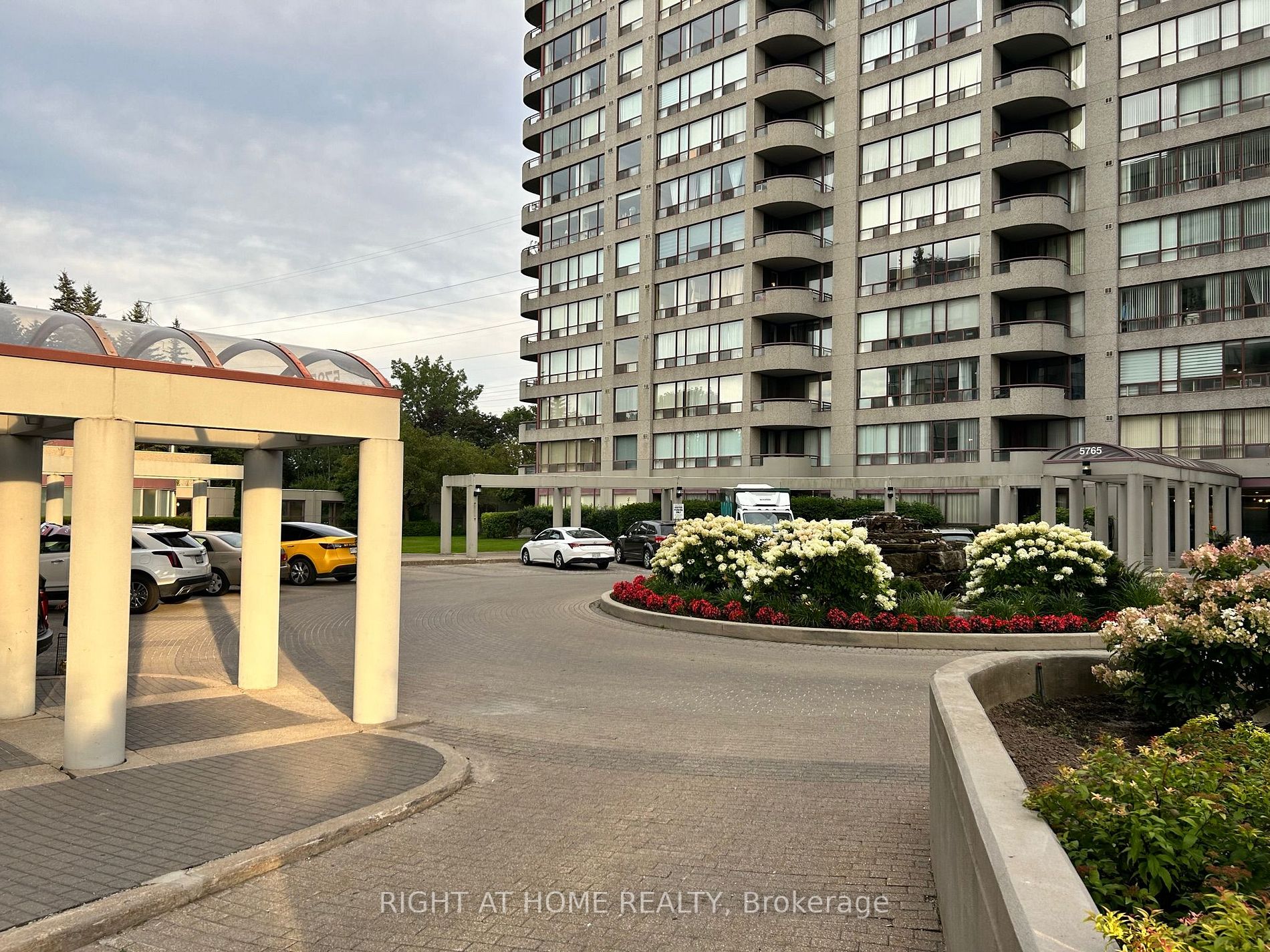 5785 Yonge St, #505
