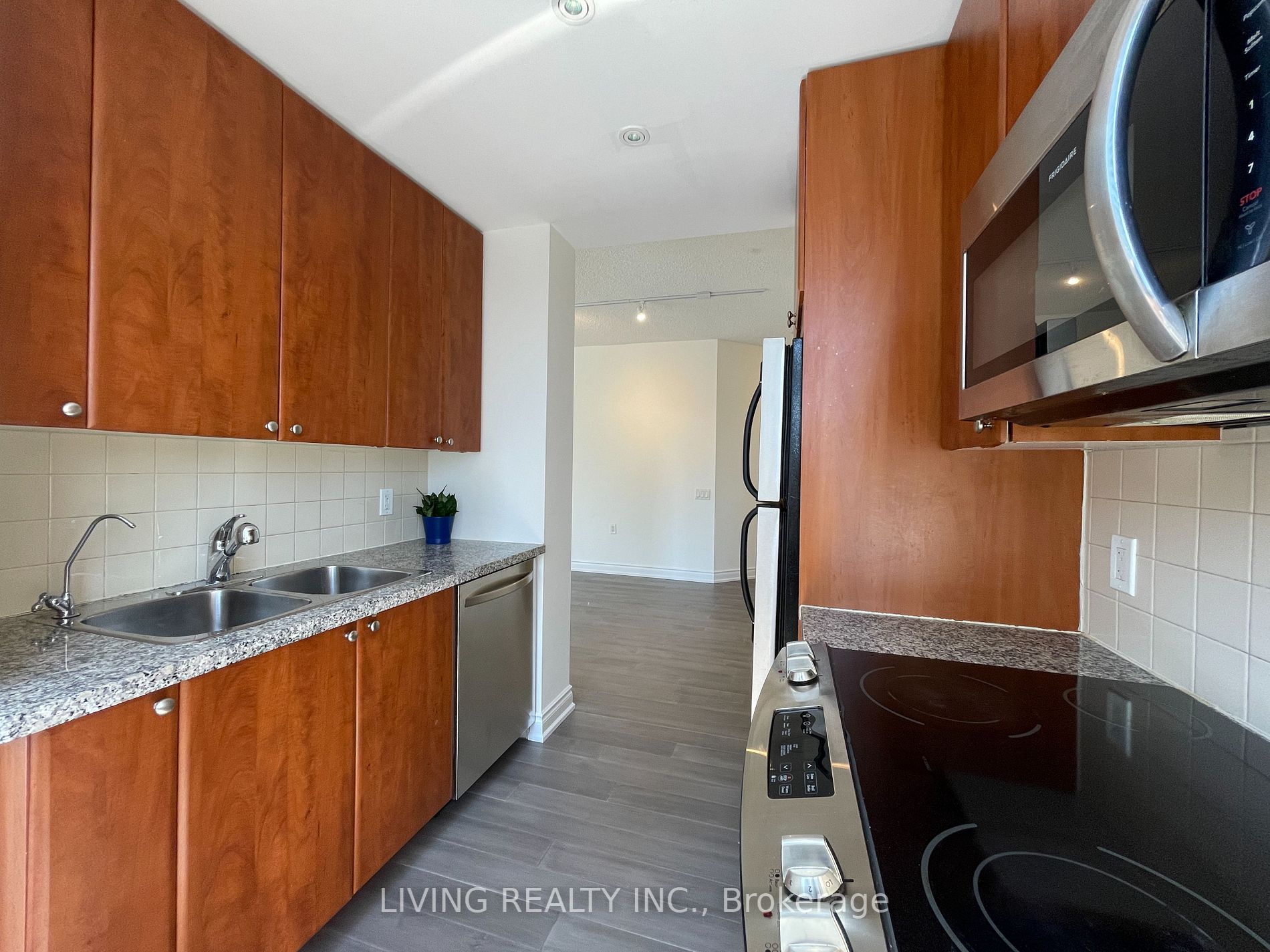 85 Bloor St E, #1211
