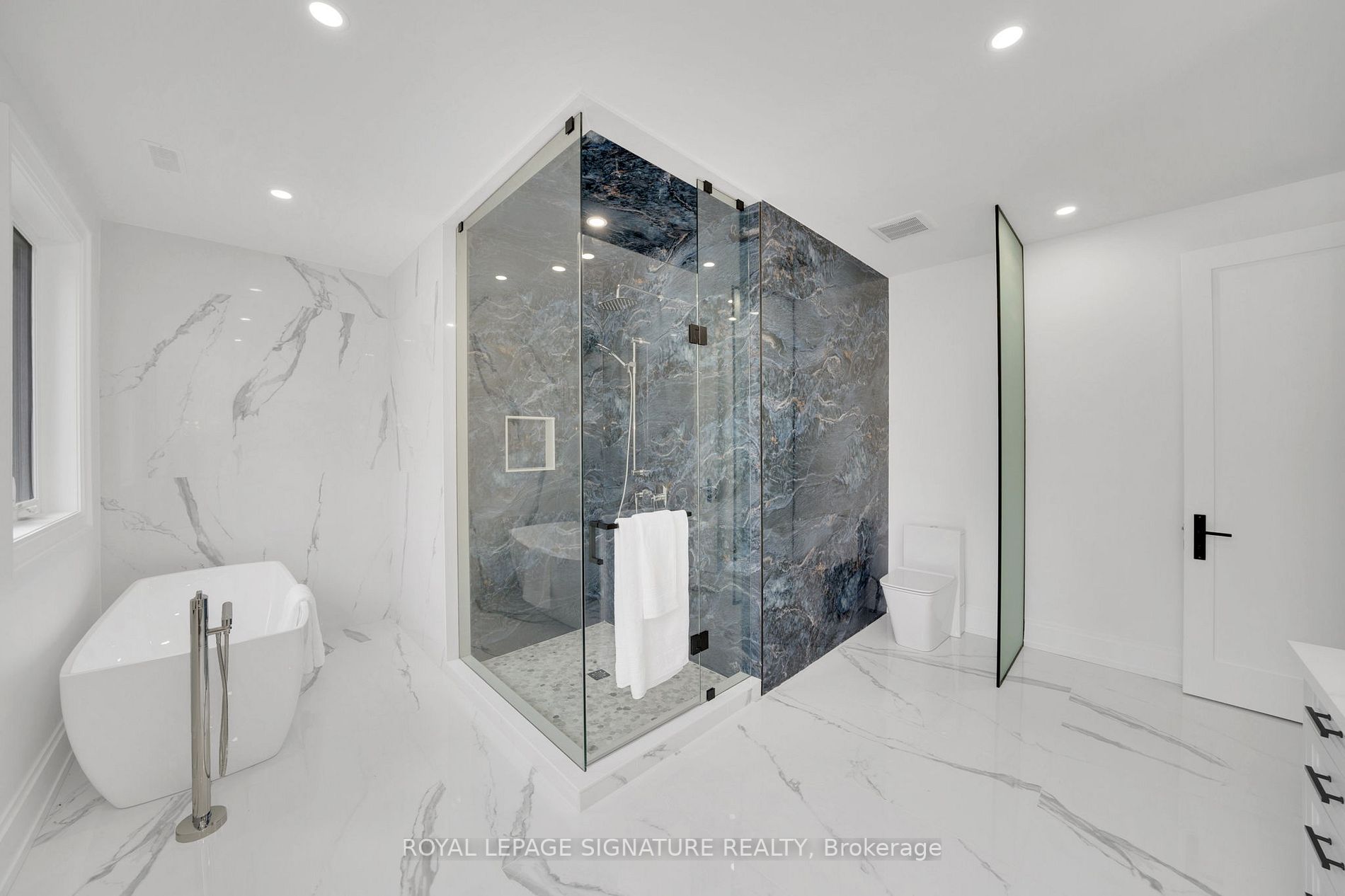 Listing C6759372 - Large Photo # 21