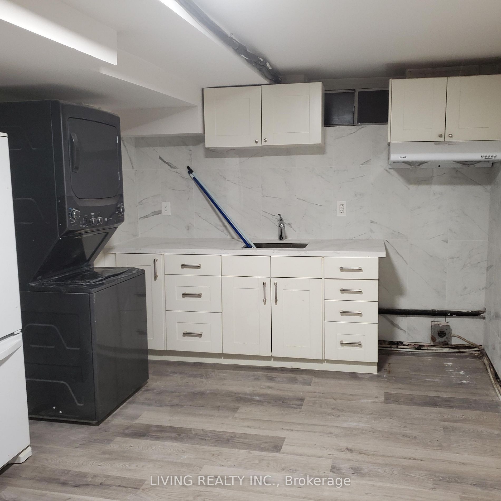 377 Dundas St W, #Bsmt