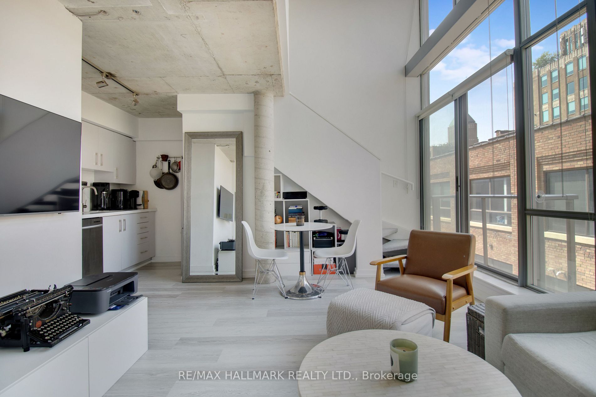 36 Charlotte St, #709